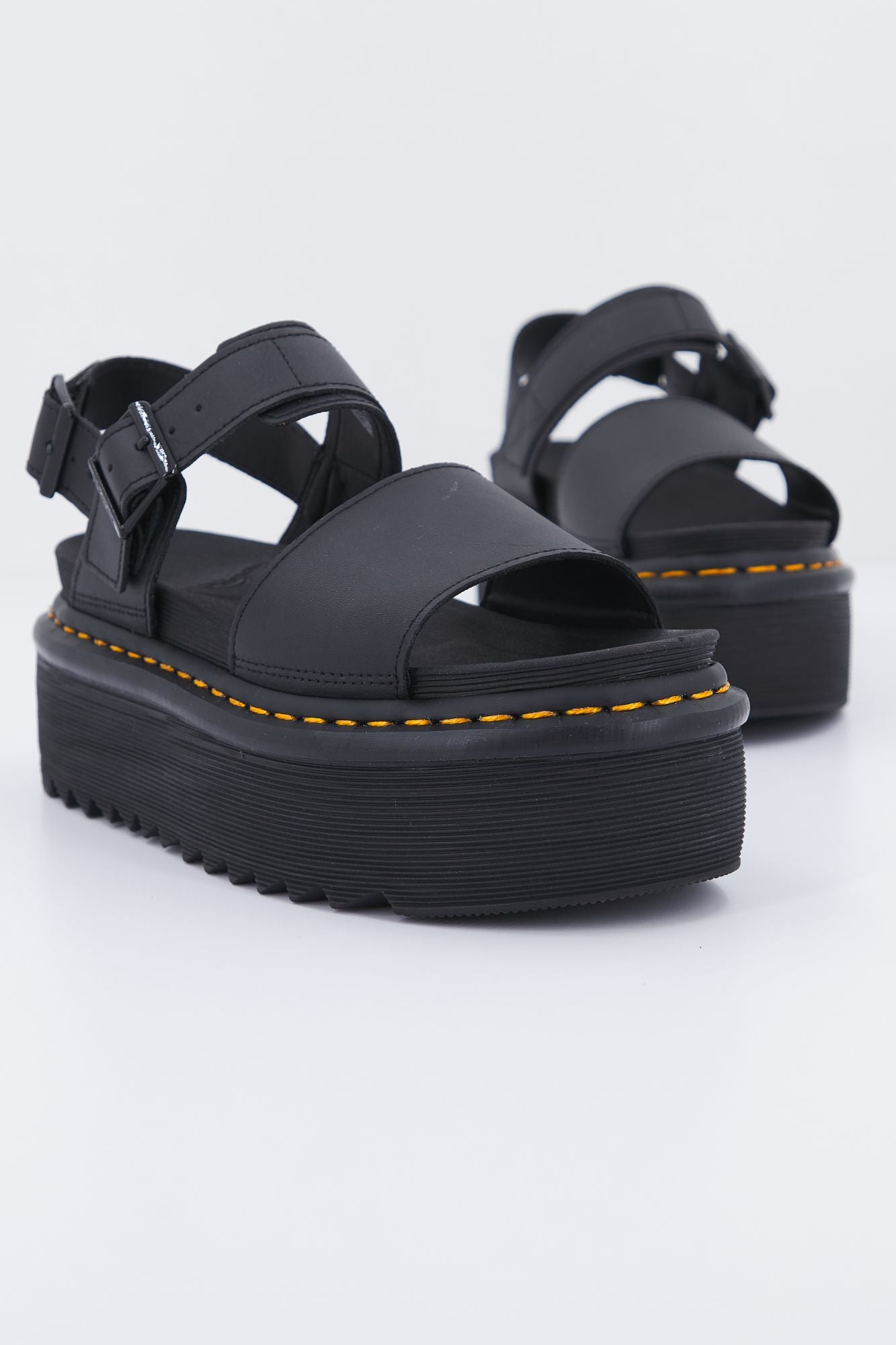 DR. MARTENS VOSS QUAD HYDRO en color NEGRO (2)