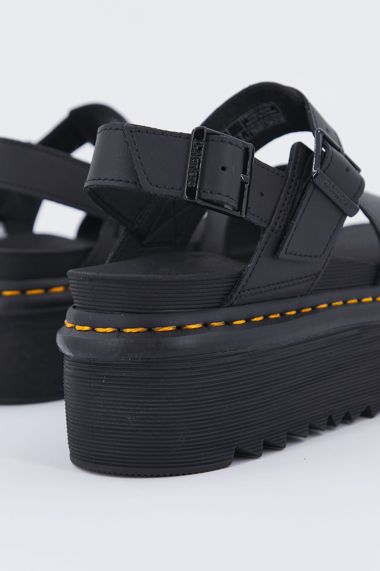 DR. MARTENS VOSS QUAD HYDRO en color NEGRO (3)