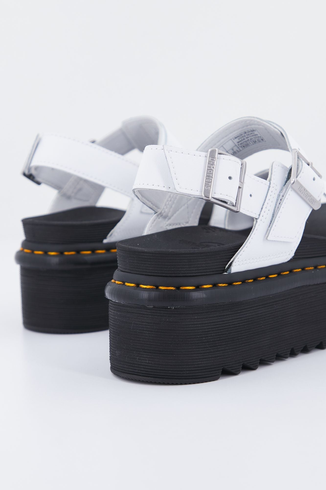 DR. MARTENS VOSS QUAD HYDRO en color BLANCO (3)