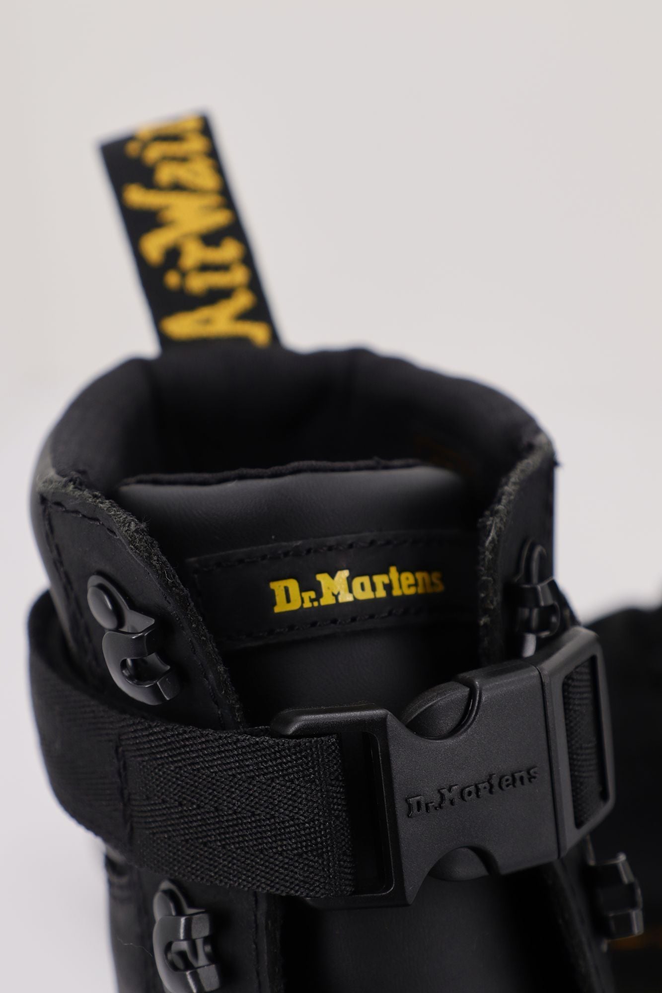 DR. MARTENS WYOMI en color NEGRO (4)