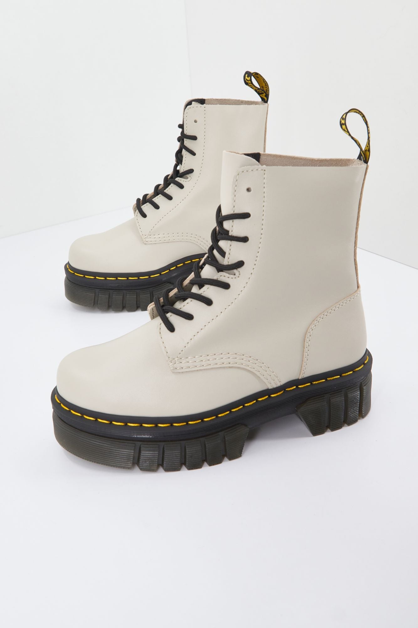 DR. MARTENS AUDRICK 8-EYE BOOT LUX en color BEIS (1)