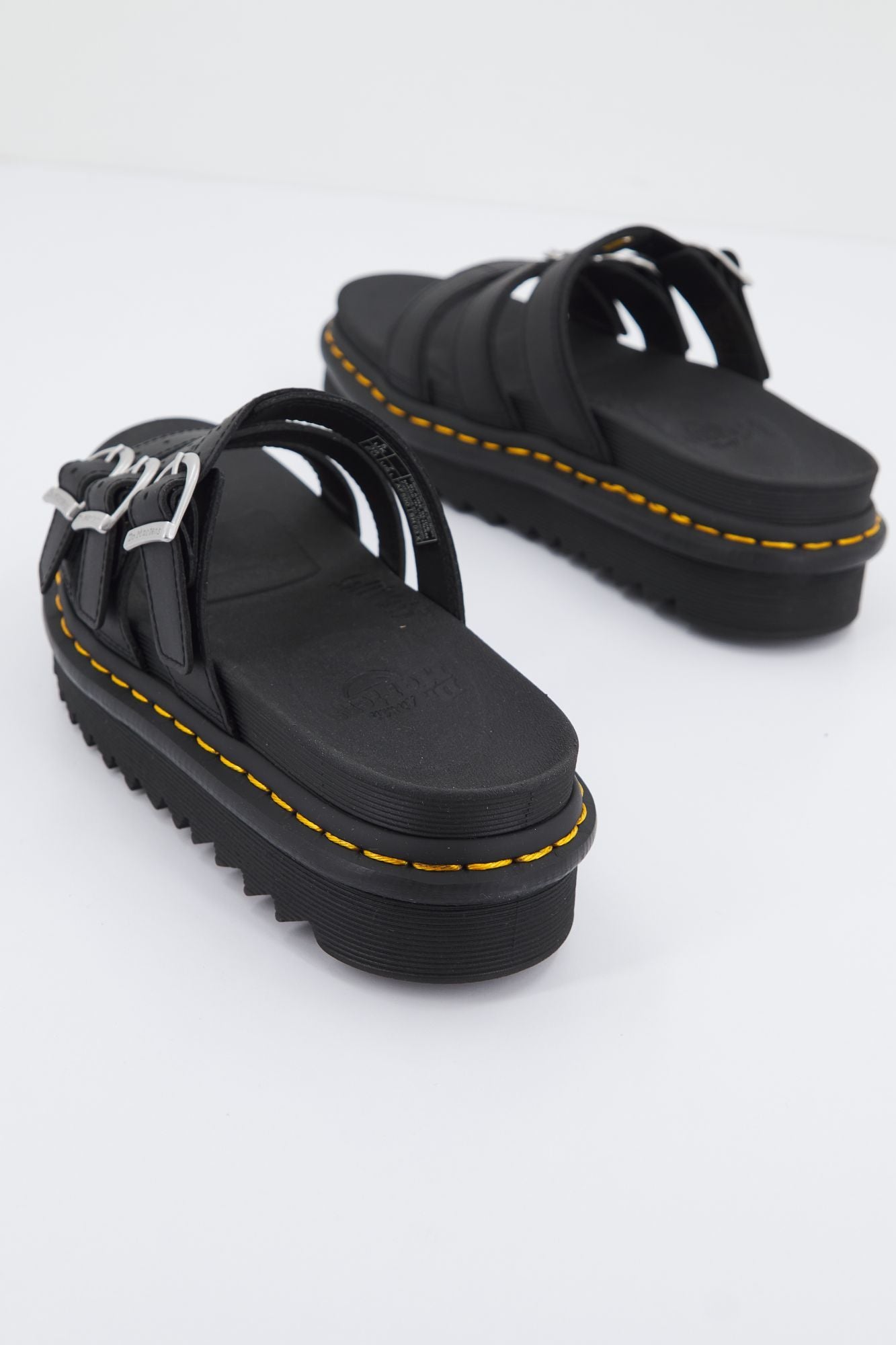 DR. MARTENS BLAIRE SLIDE HYDRO en color NEGRO (2)