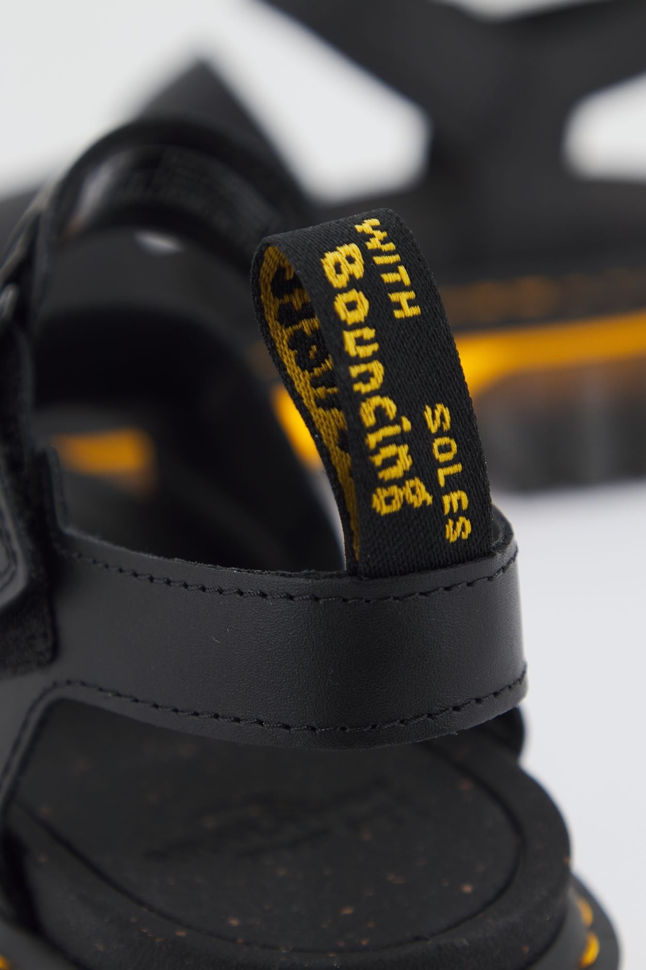 DR. MARTENS RICKI 3 STRAP SANDAL en color NEGRO (4)