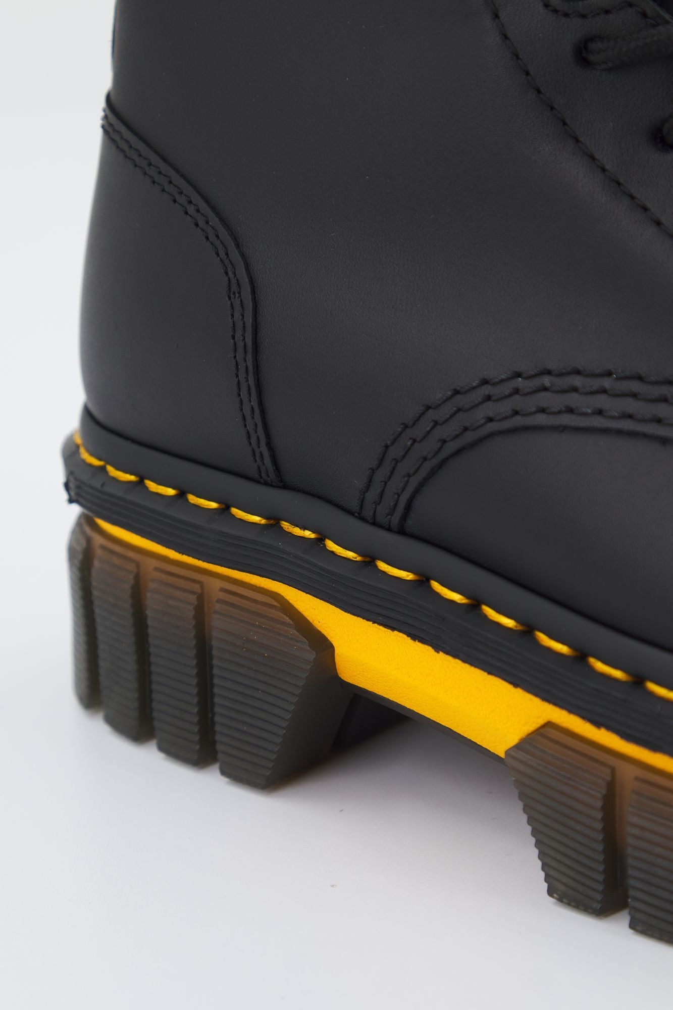 DR. MARTENS AUDRICK 8I BOOT en color NEGRO (4)