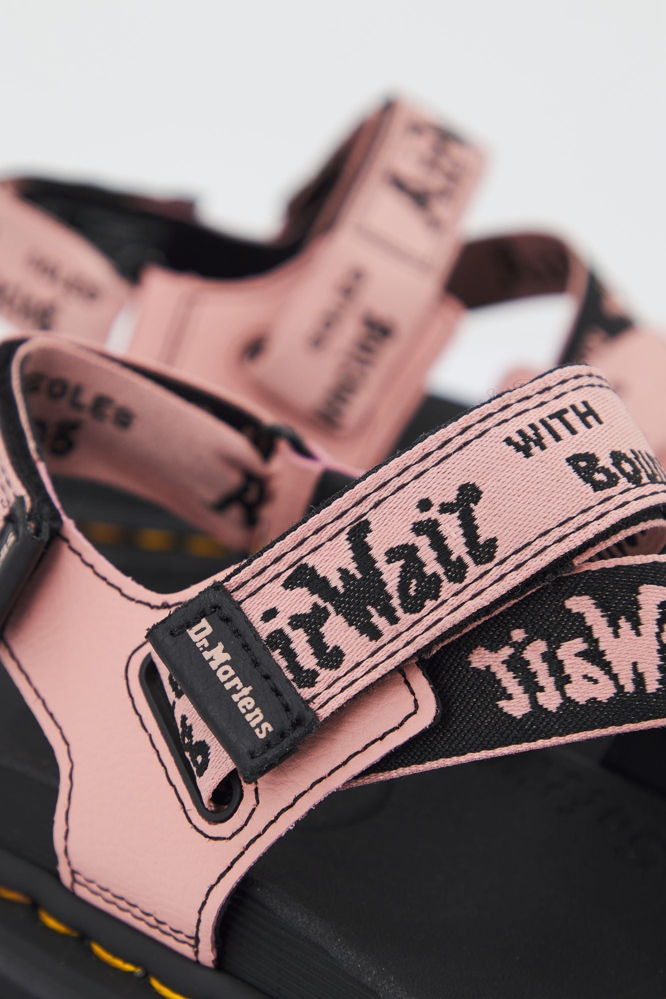DR. MARTENS KIMBER WEBBING ATHENA en color ROSA (4)