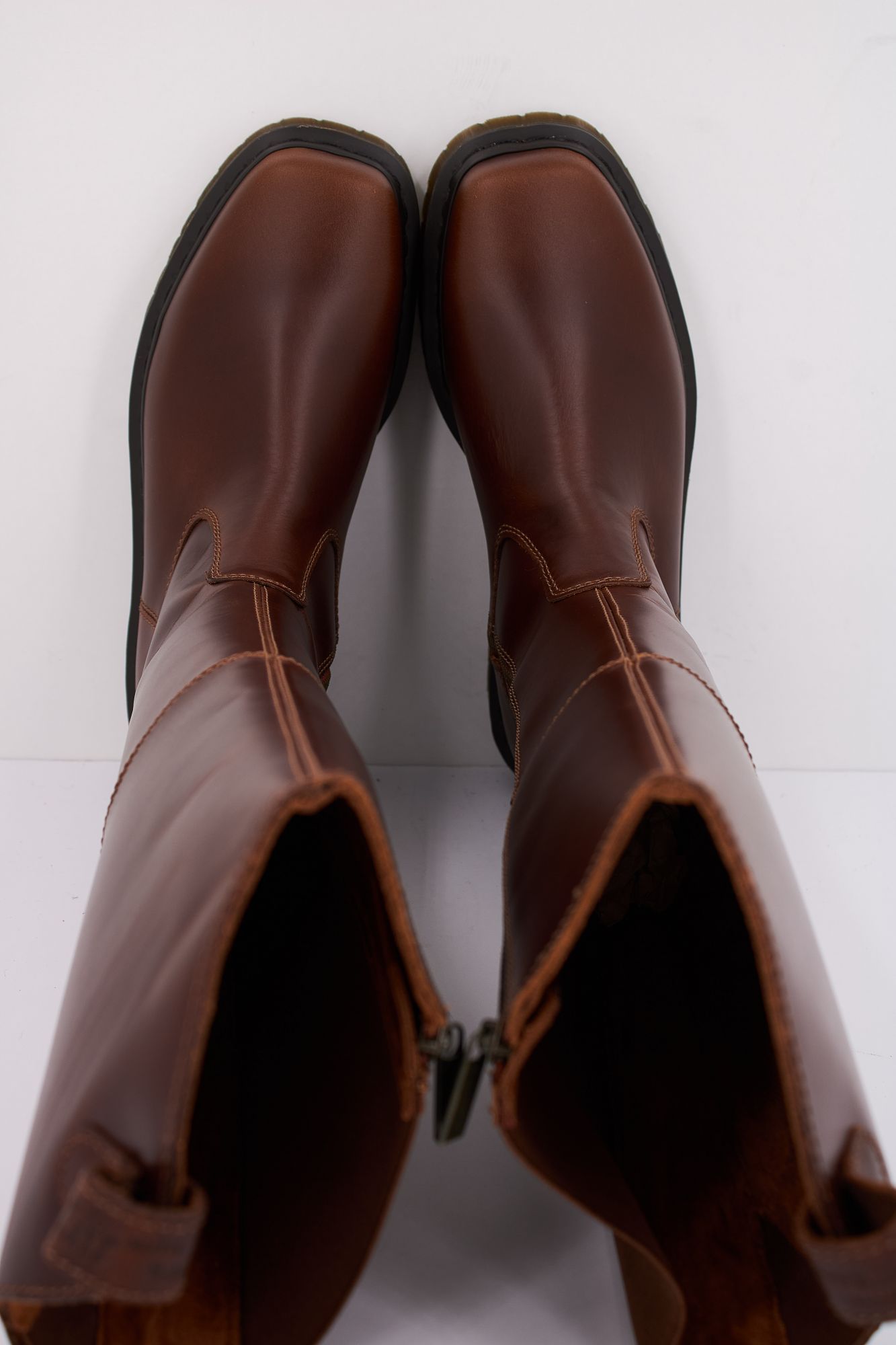 DR. MARTENS AMAAYAH HI en color MARRON (3)