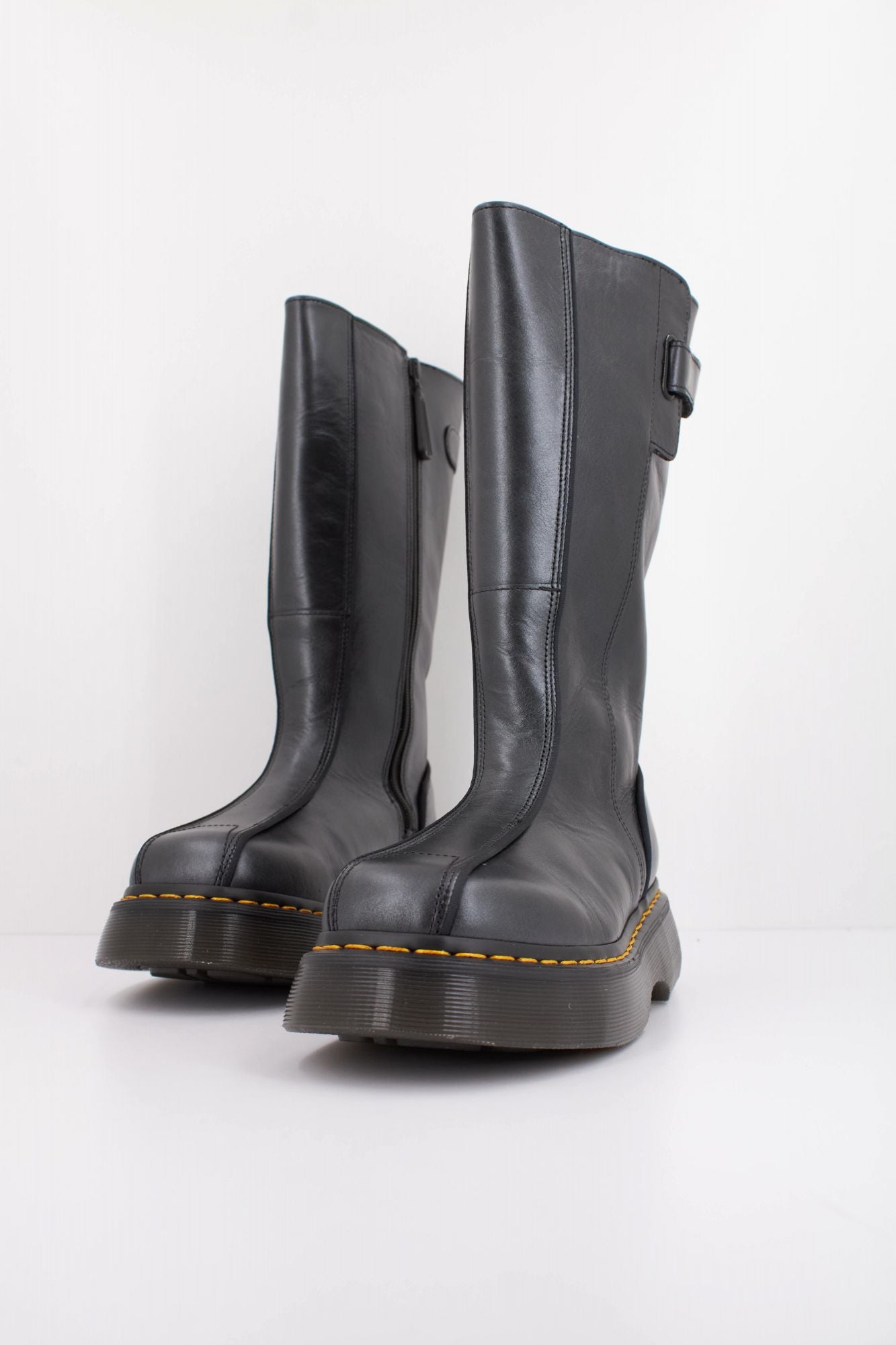 DR. MARTENS BUZZ HI en color NEGRO (2)