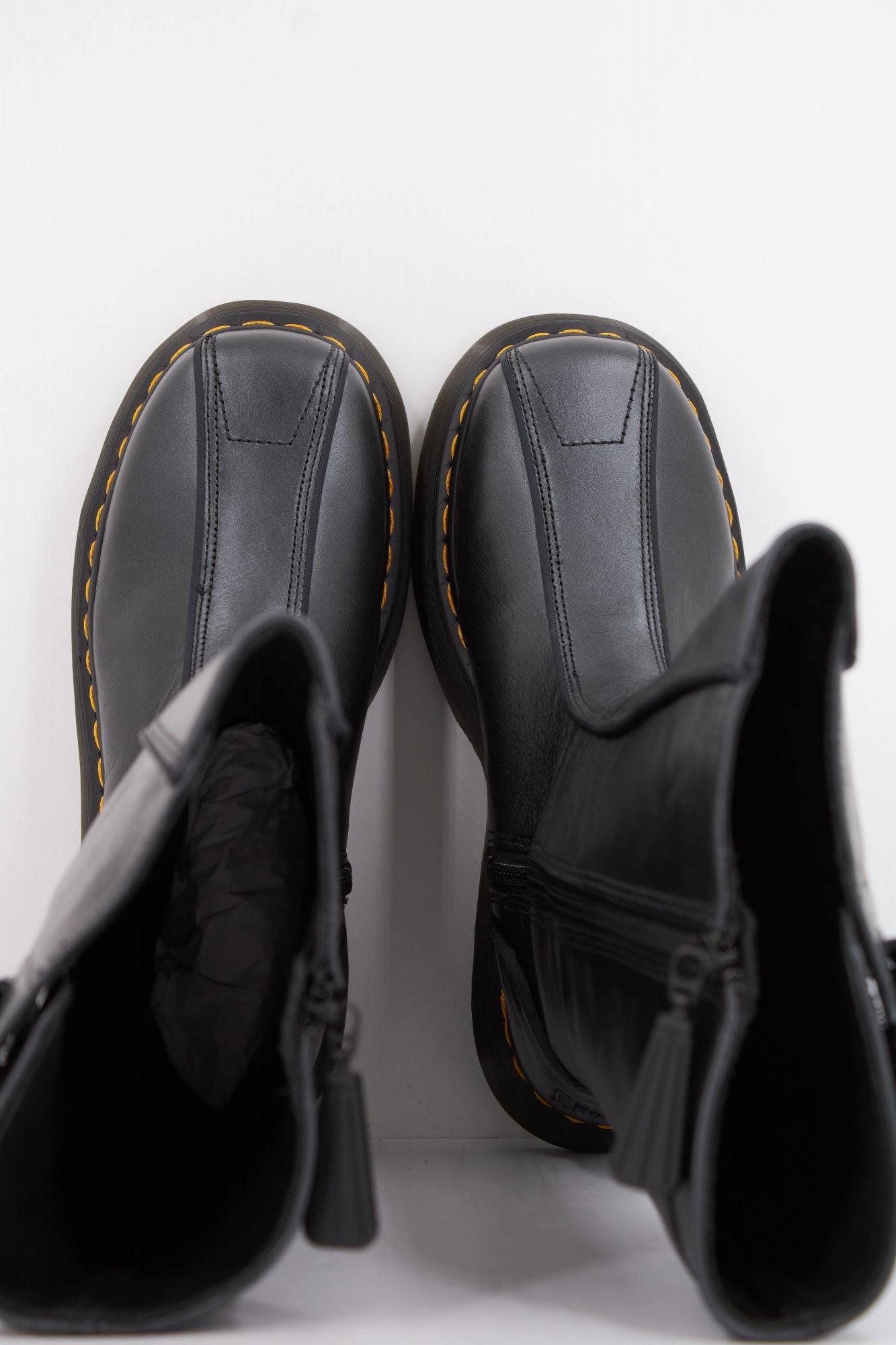 DR. MARTENS BUZZ HI en color NEGRO (3)