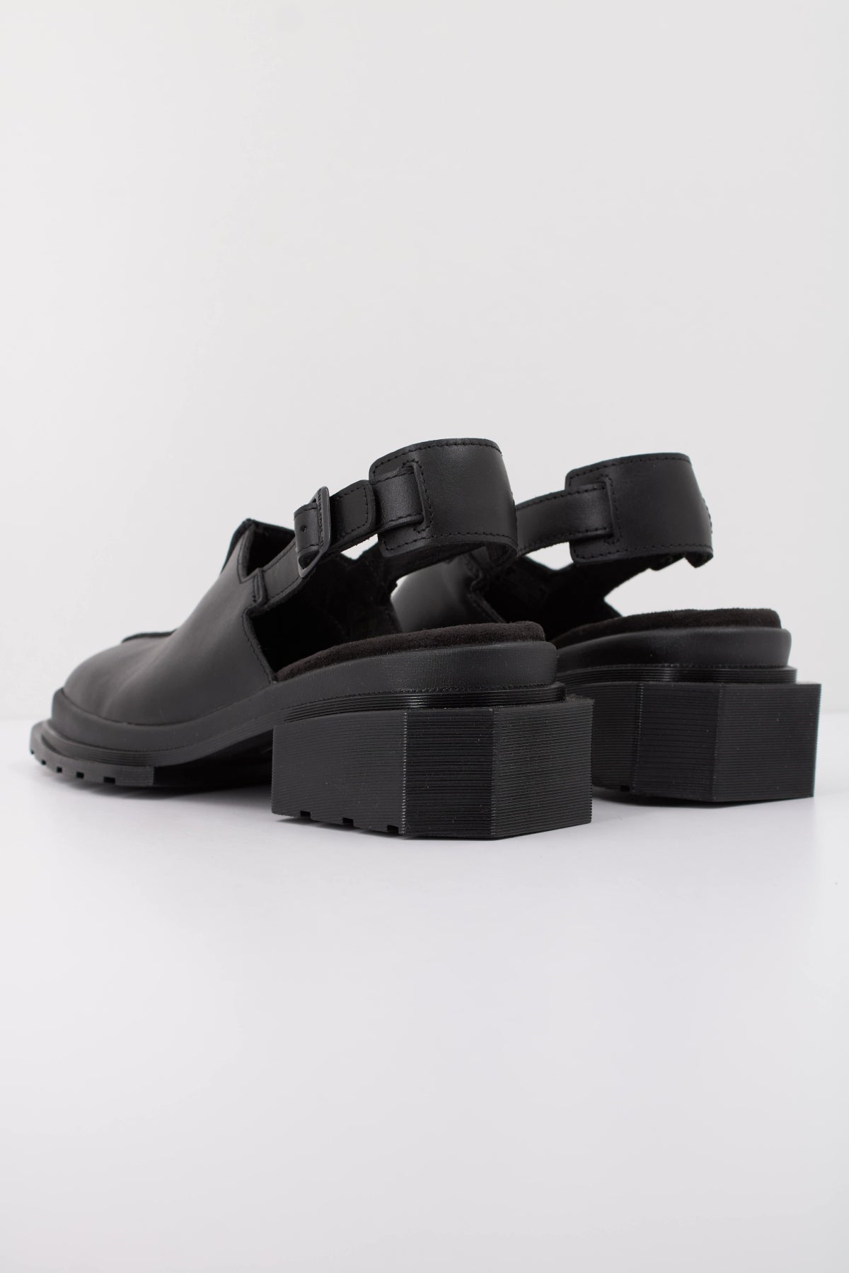 DR. MARTENS MAYBOLE MULE en color NEGRO (4)
