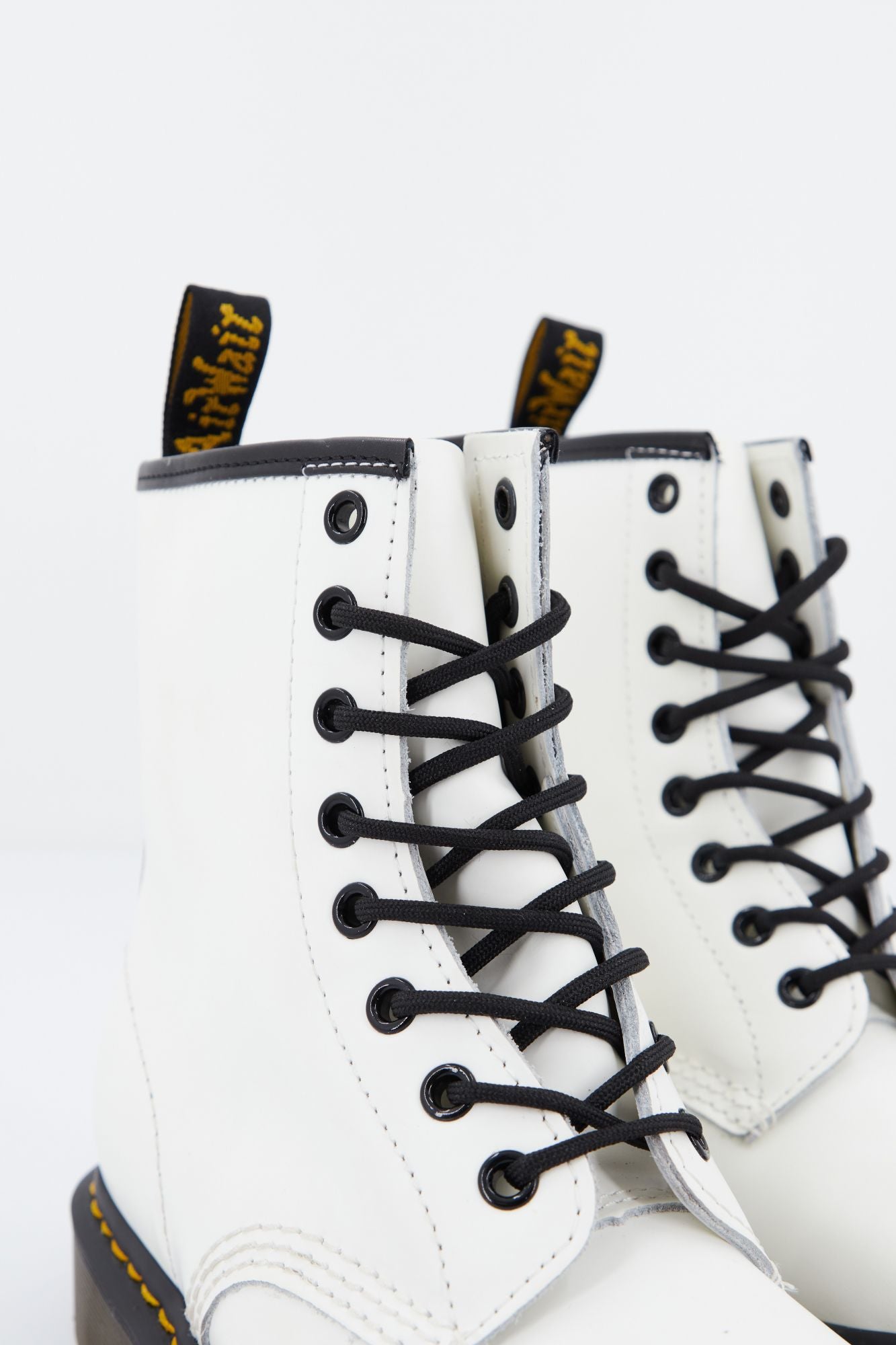 DR. MARTENS 8-EYE SMOOTH en color BLANCO (4)
