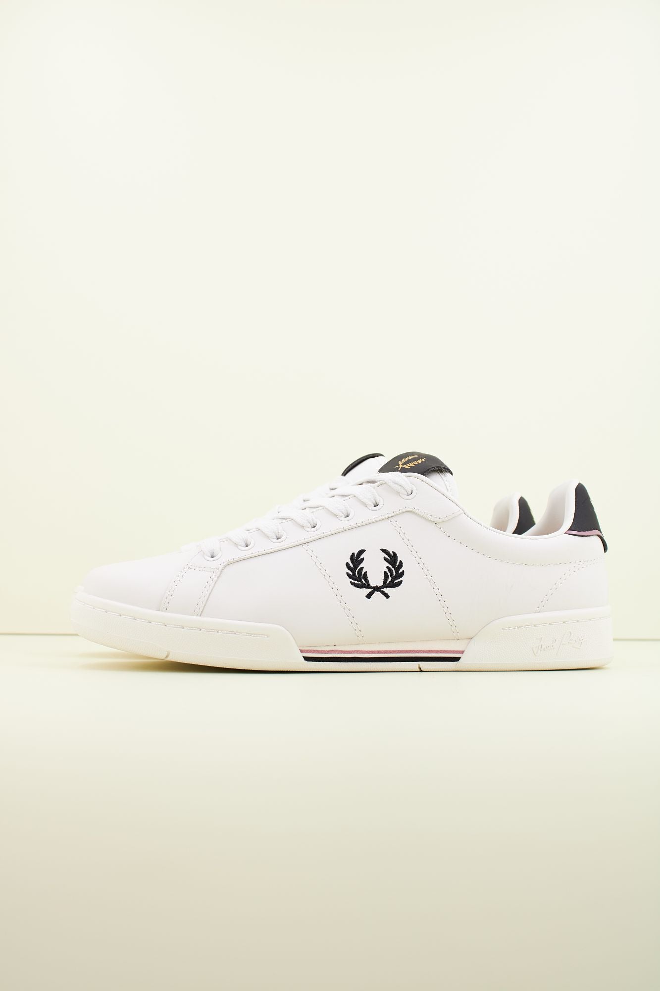 FRED PERRY B722 LEATHER en color BLANCO (1)