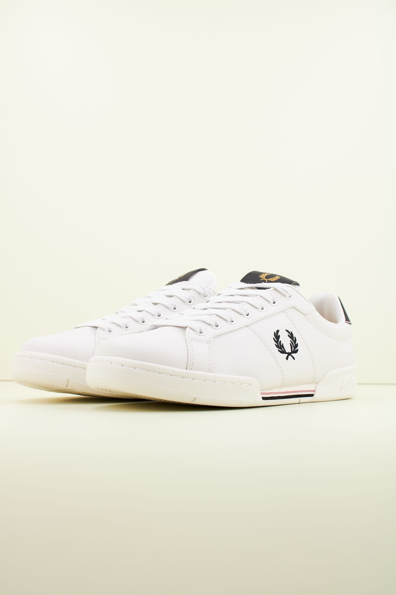 FRED PERRY B722 LEATHER en color BLANCO (2)