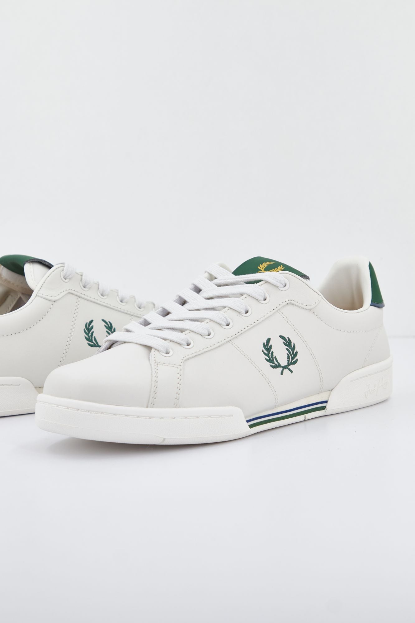 FRED PERRY B722 LEATHER en color BLANCO (1)