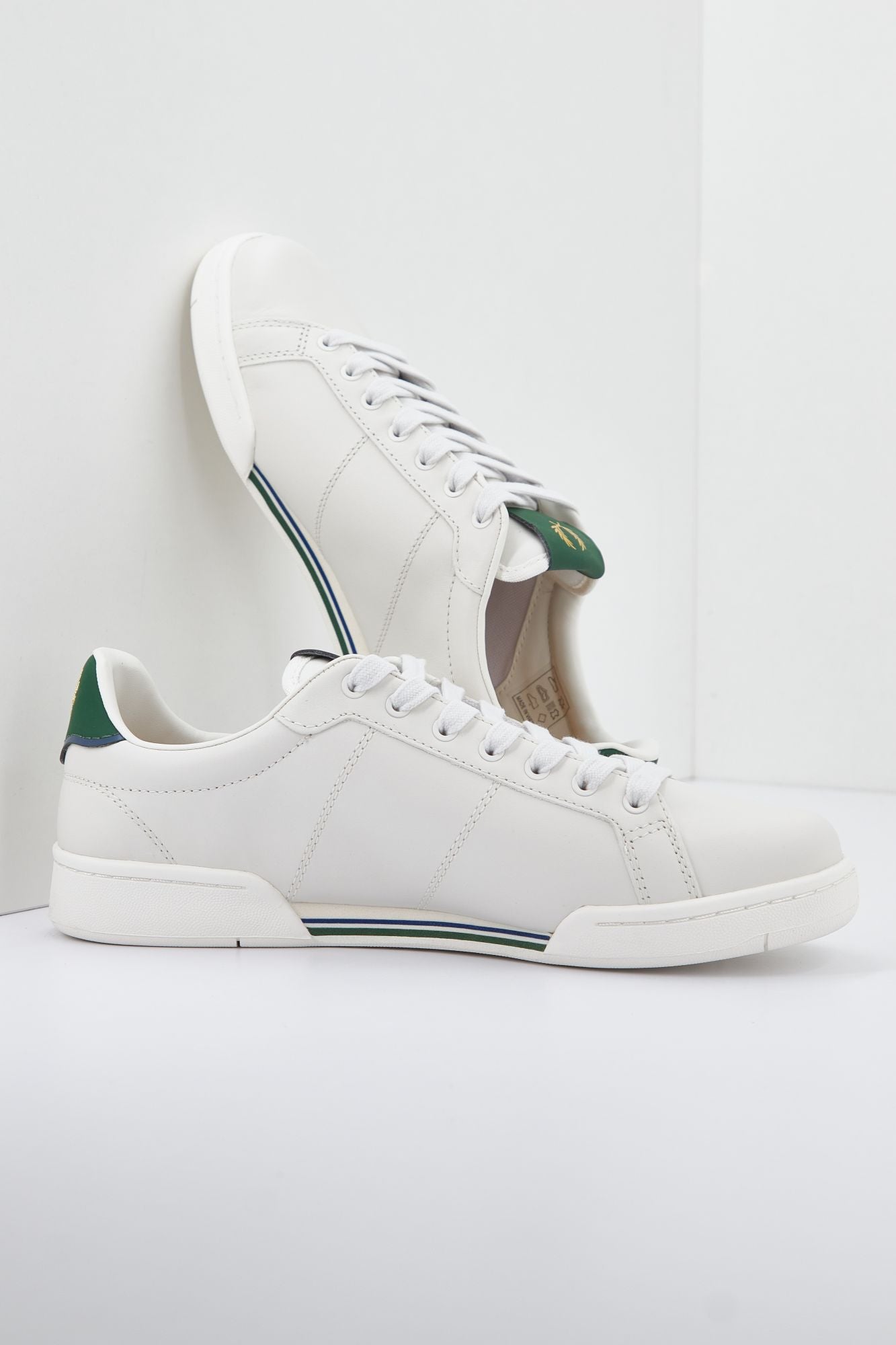 FRED PERRY B722 LEATHER en color BLANCO (2)