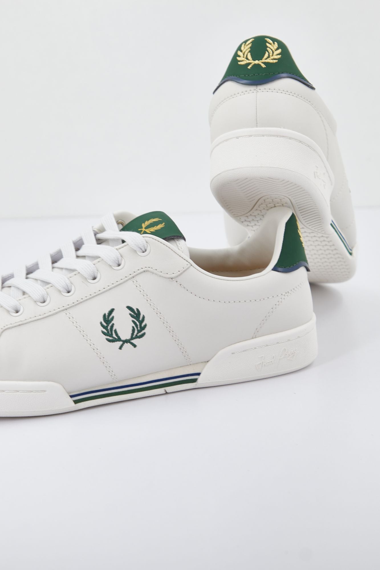 FRED PERRY B722 LEATHER en color BLANCO (3)