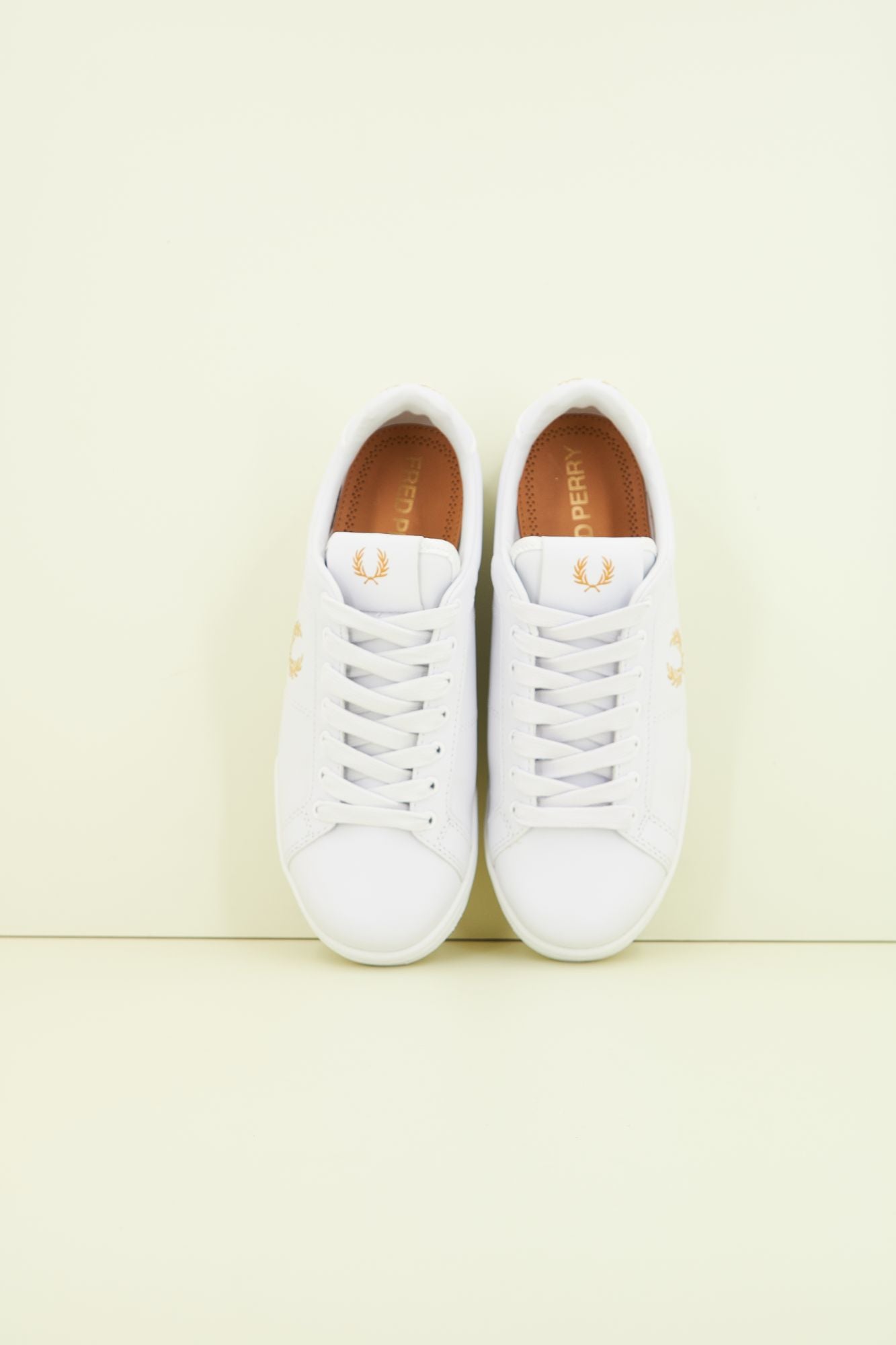 FRED PERRY B722 LEATHER en color BLANCO (2)