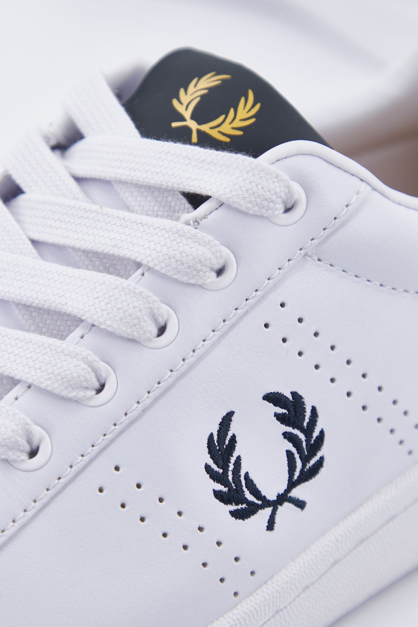 FRED PERRY LEATHER en color BLANCO (4)