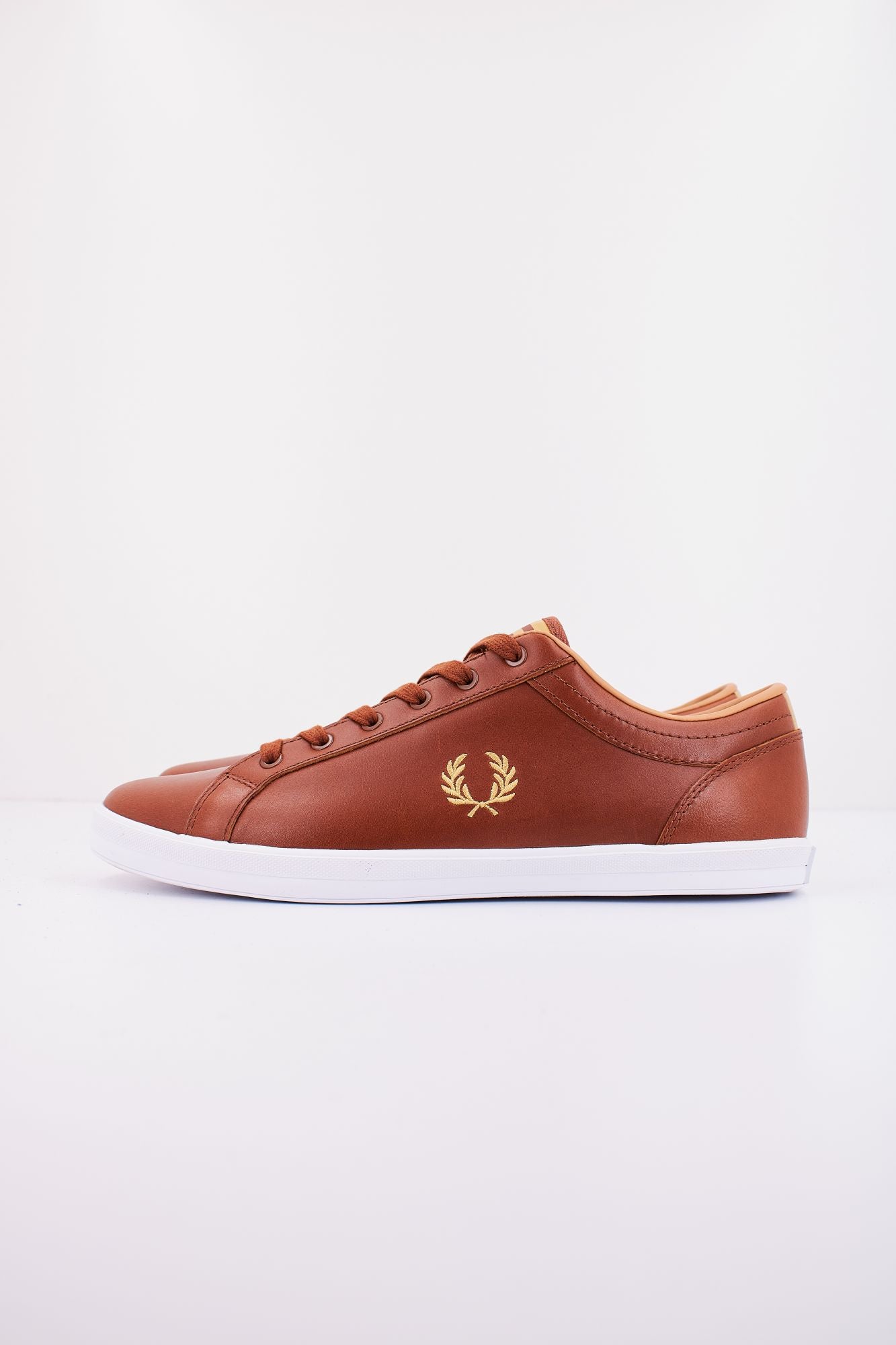 FRED PERRY BASELINE LEATHER en color MARRON (1)