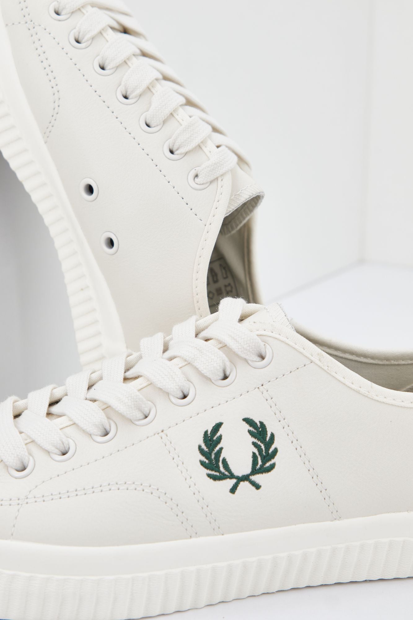 FRED PERRY HUGHES LOW LEATHER en color BLANCO (4)