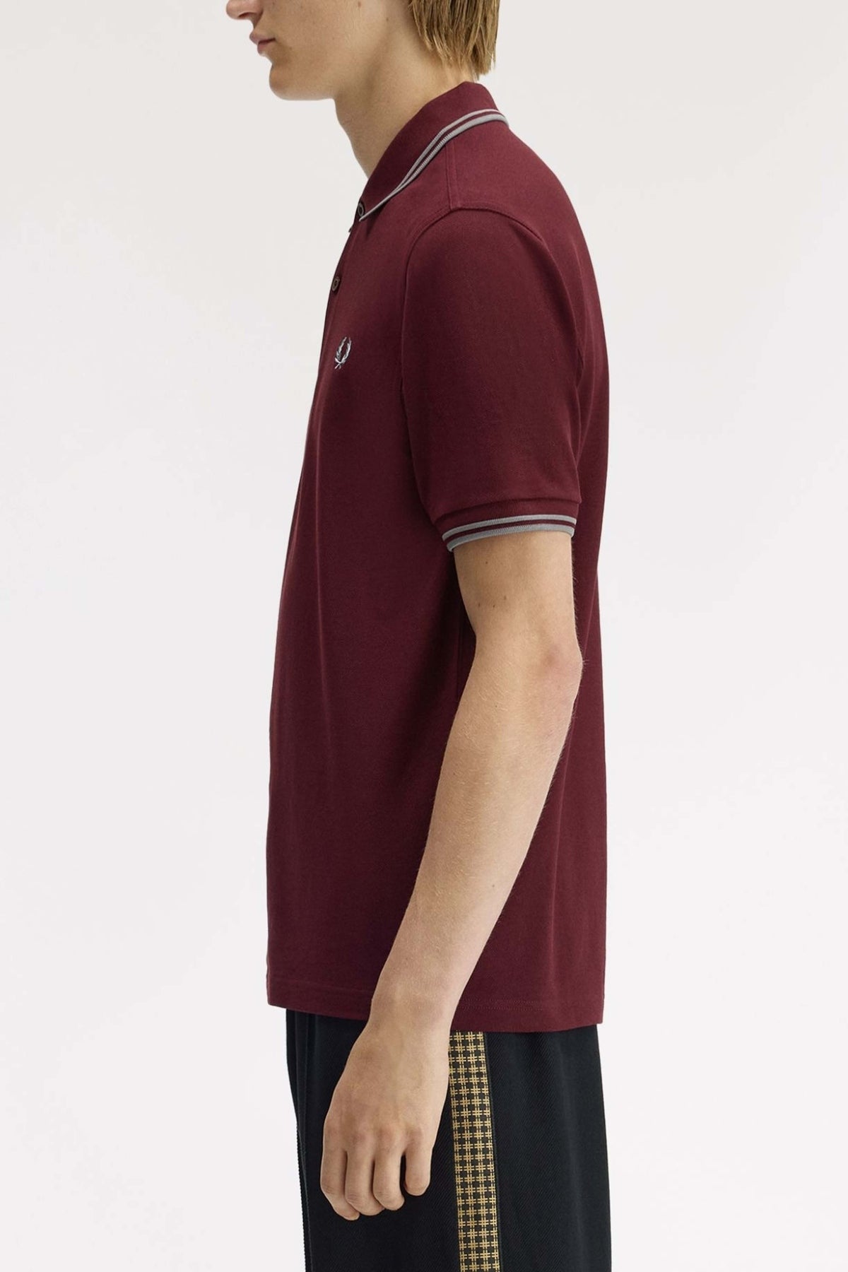 FRED PERRY TWIN TIPPED en color BURDEOS (3)