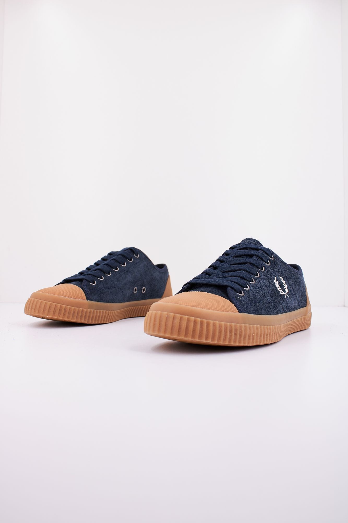 FRED PERRY HUGHES LOW TEXT SUE en color AZUL (2)