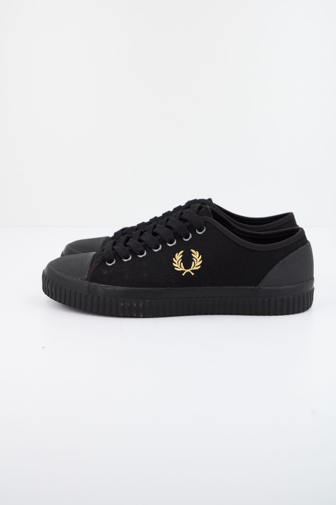 FRED PERRY HUGHES LOW CANVAS en color NEGRO (1)