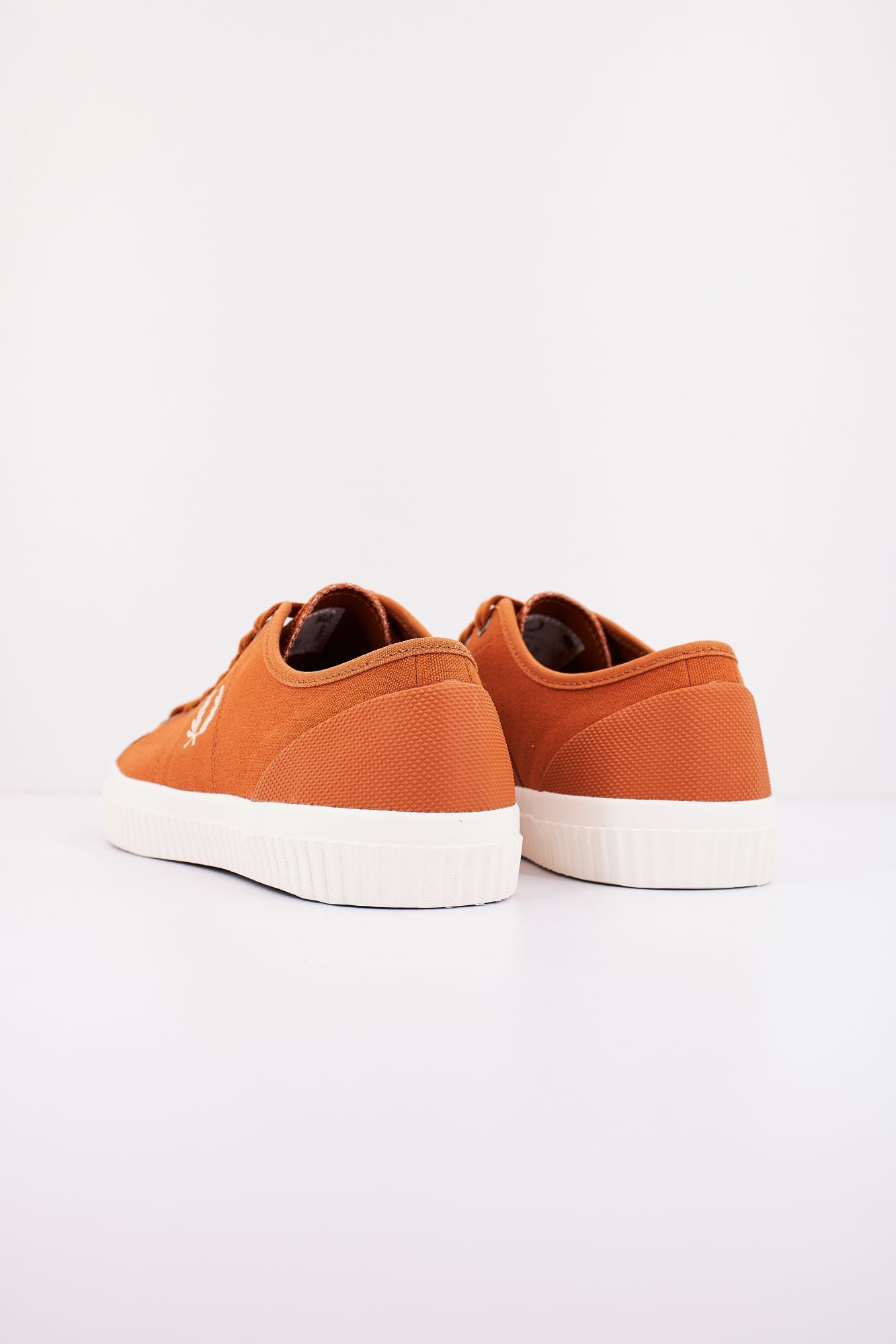 FRED PERRY HUGHES LOW CANVAS en color MARRON (3)