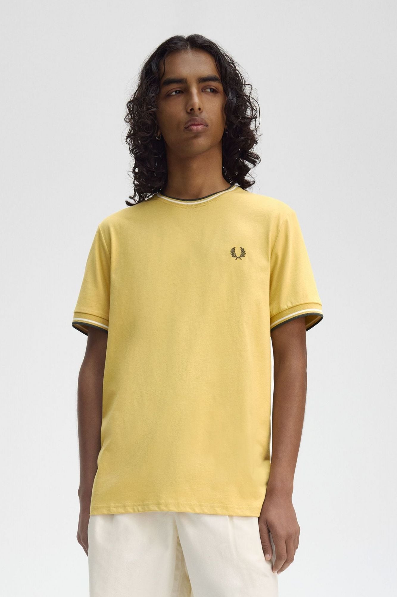 FRED PERRY TWIN TIPPED T-SHIRT en color AMARILLO (4)