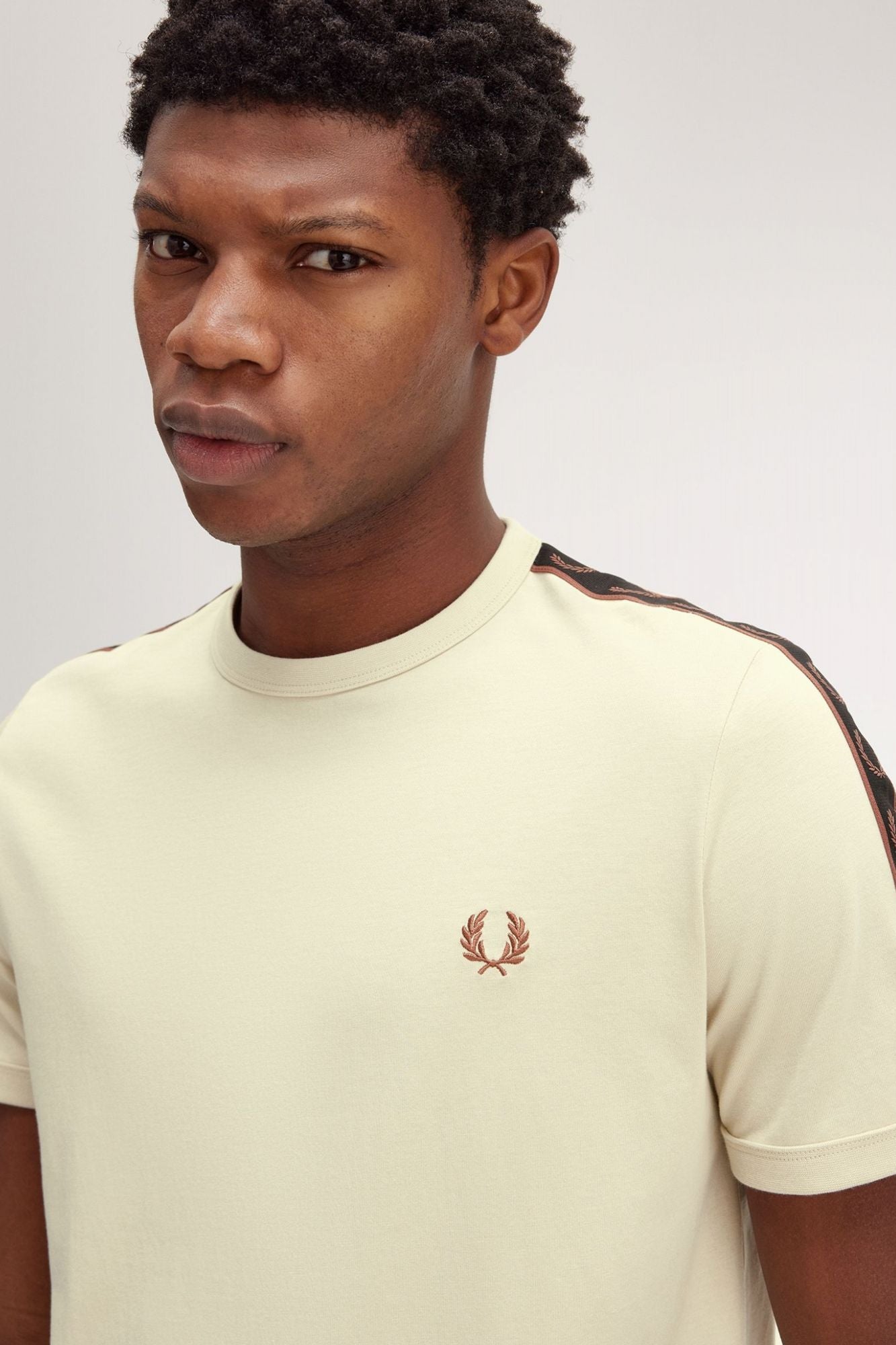 FRED PERRY CONTRAST TAPE RINGER T-SHIR en color BEIS (4)