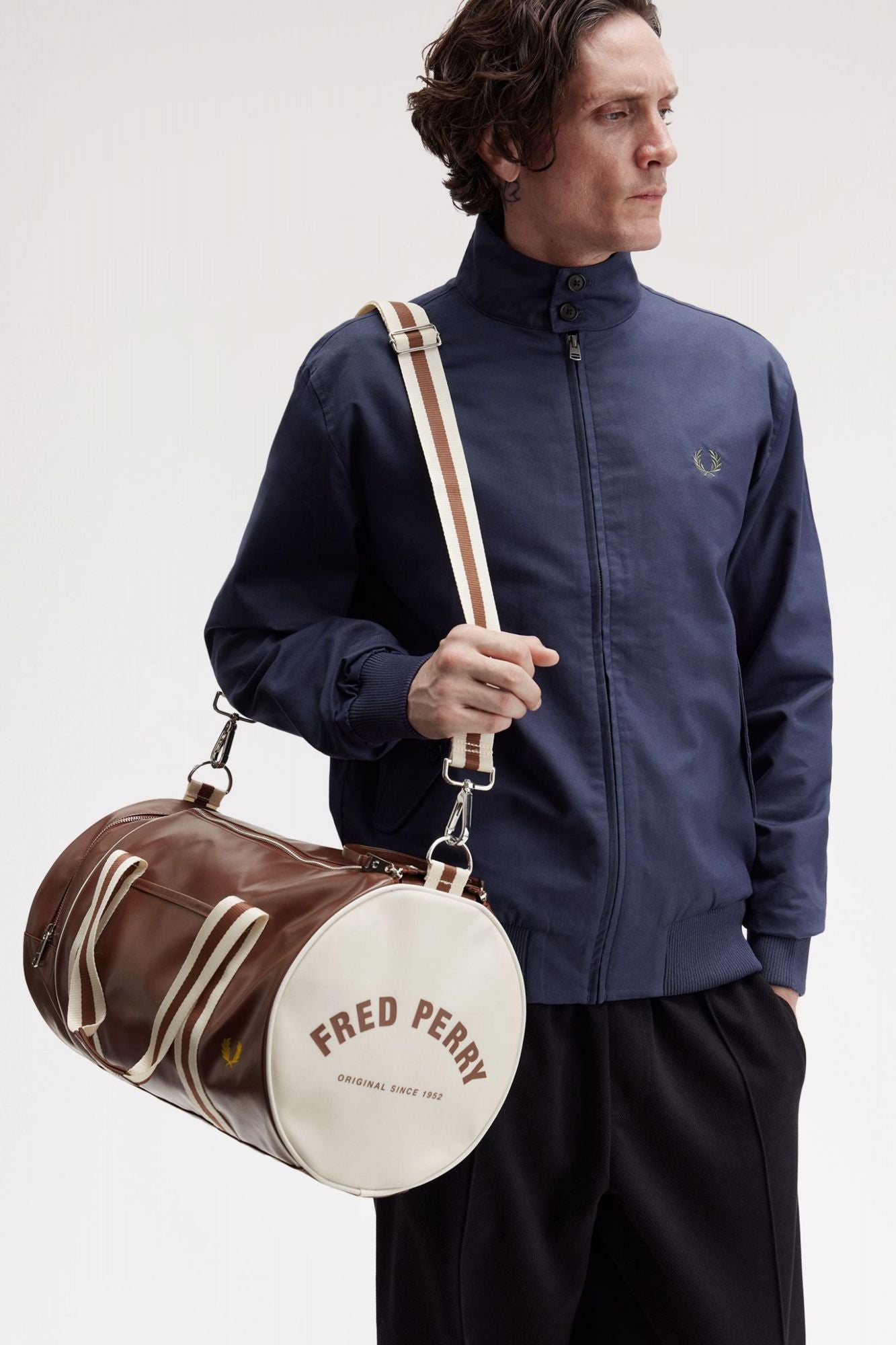FRED PERRY CLASSIC BARREL BAG en color MARRON CLARO (4)