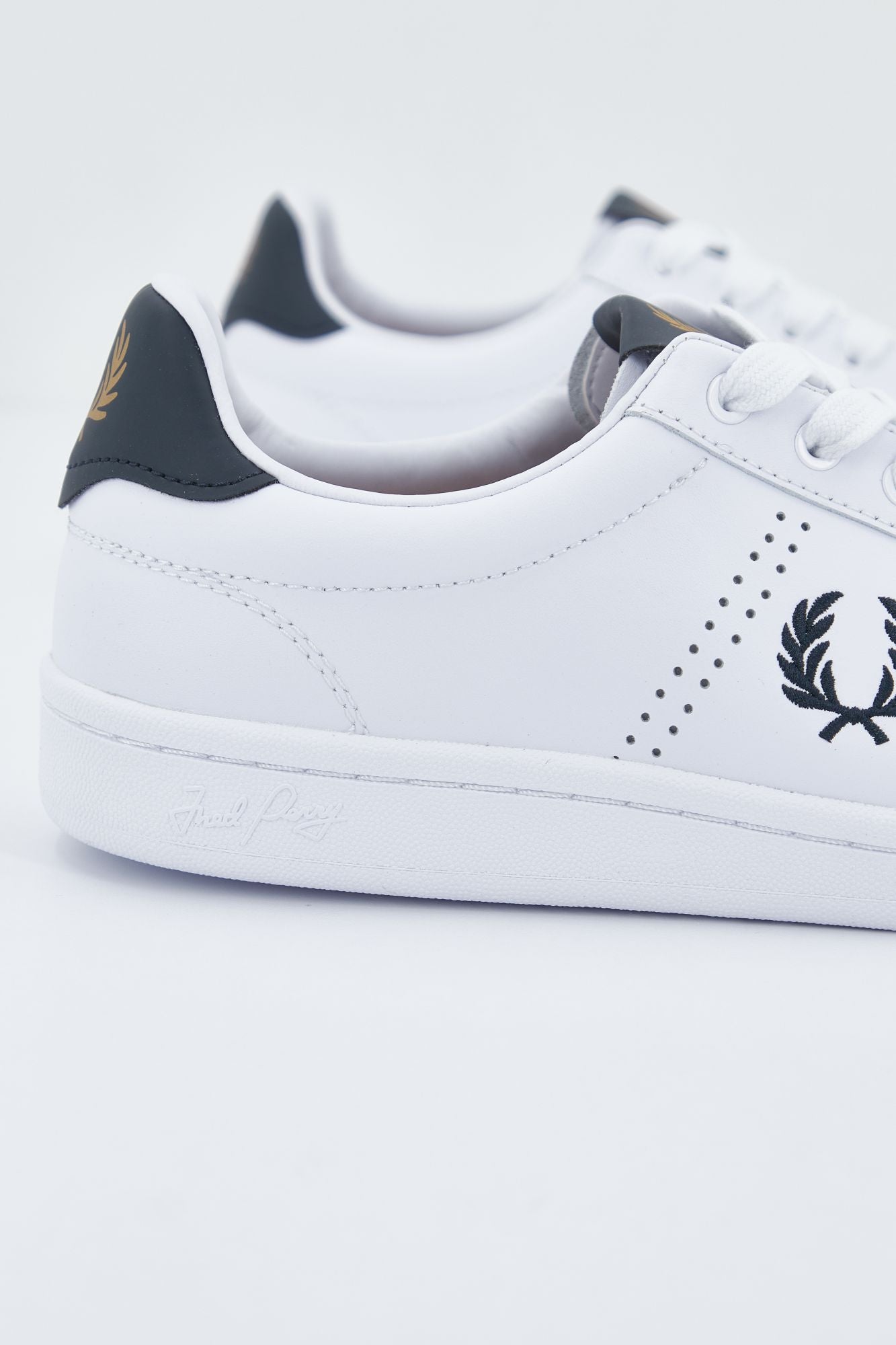 FRED PERRY B721 LEATHER en color BLANCO (4)