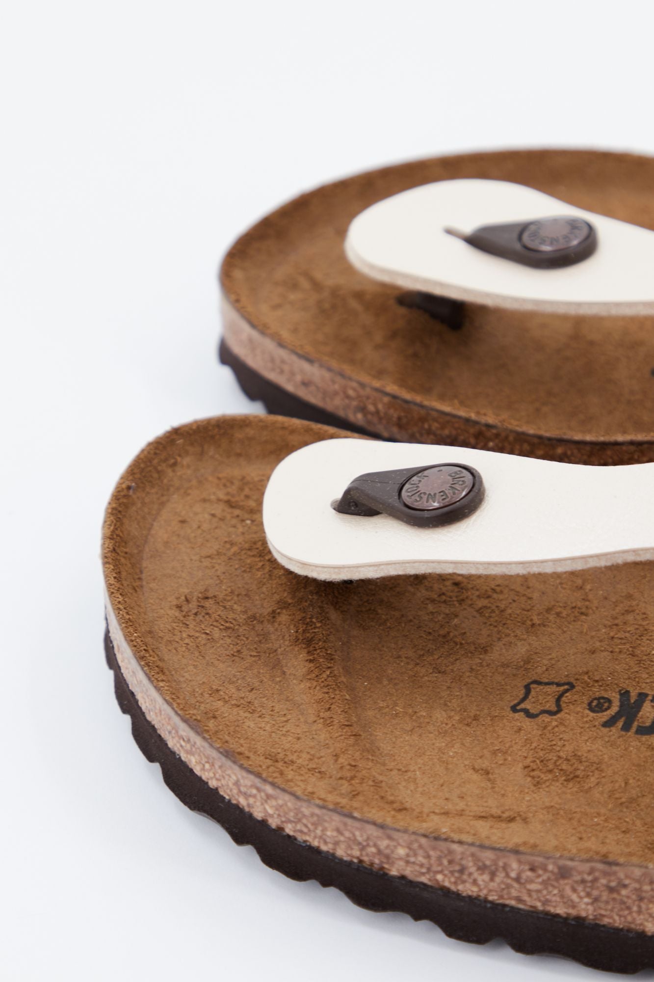 BIRKENSTOCK Gizeh BF en color PLATA (2)