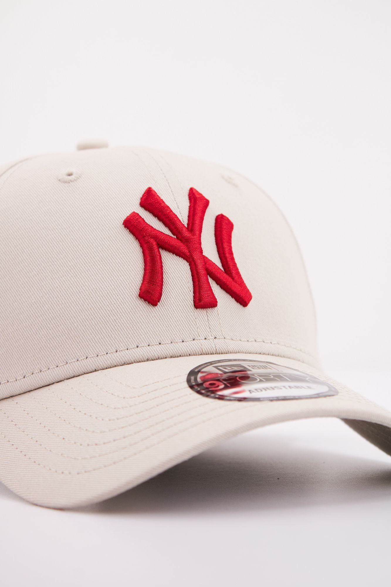 NEW ERA LEAGUE ESSENTIAL 9FORTY en color BEIS (4)
