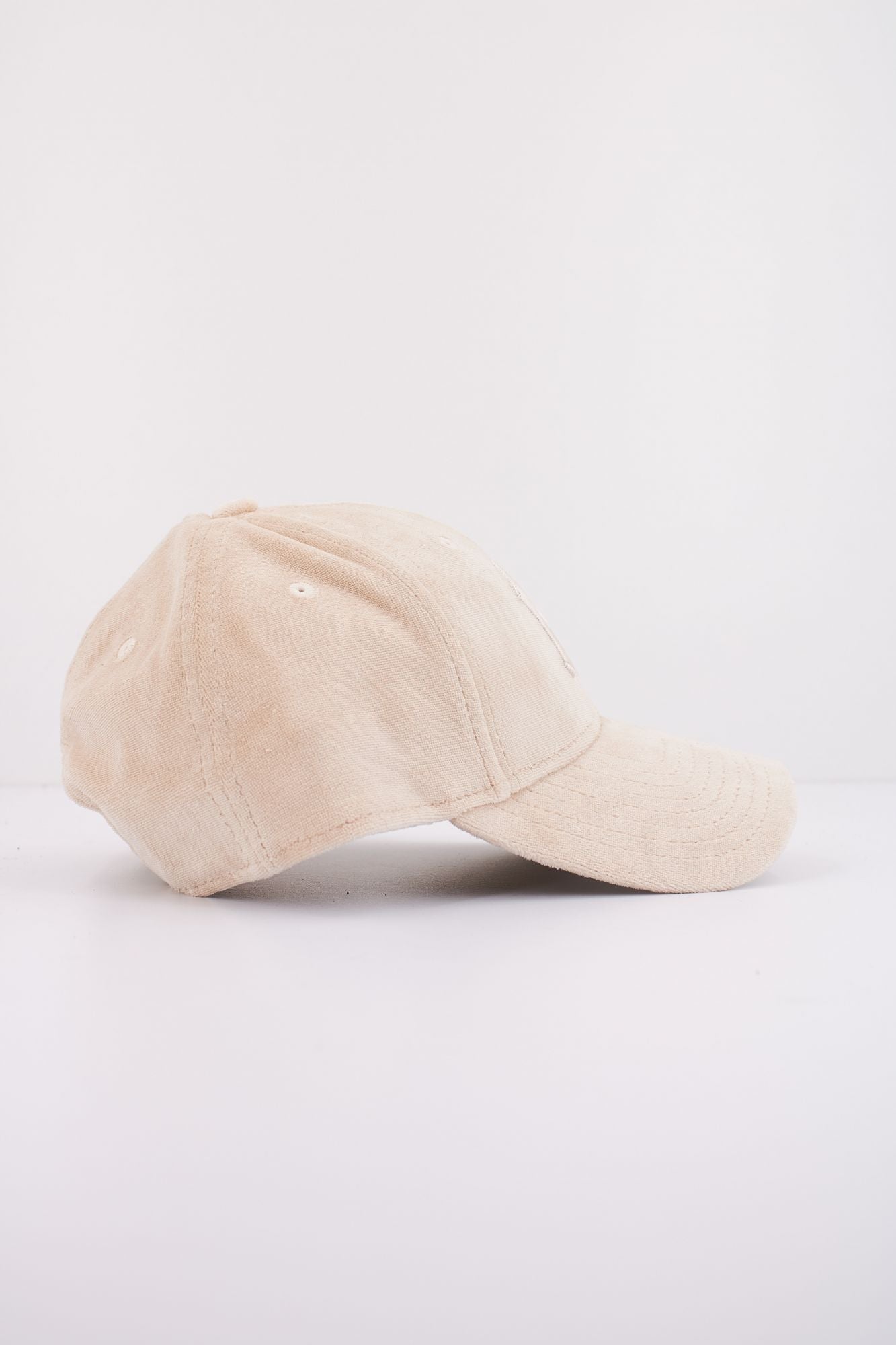 NEW ERA VELOUR 9FORTY OSFM en color BEIS (2)