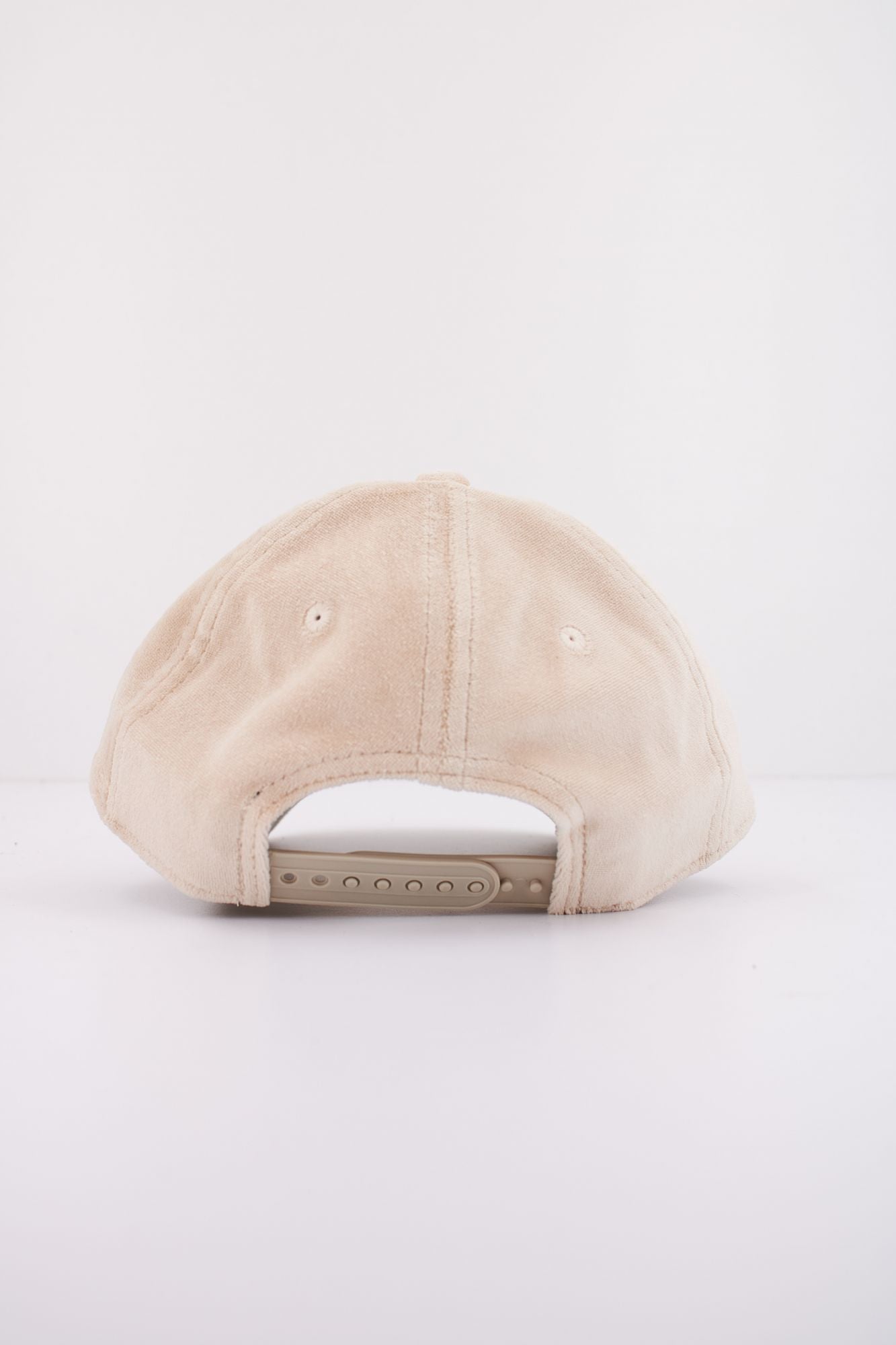 NEW ERA VELOUR 9FORTY OSFM en color BEIS (3)