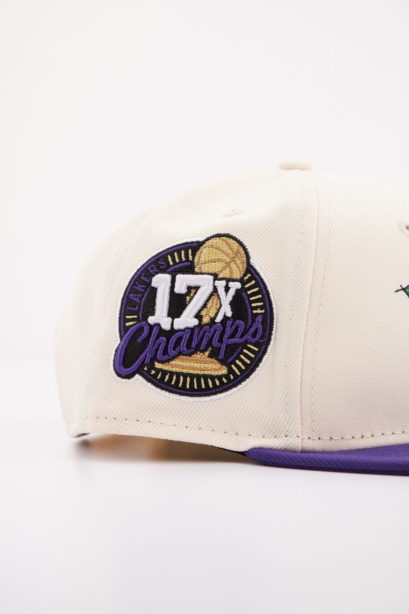 NEW ERA NBA FLORAL 9FIFTY LOSLAK en color BEIS (4)