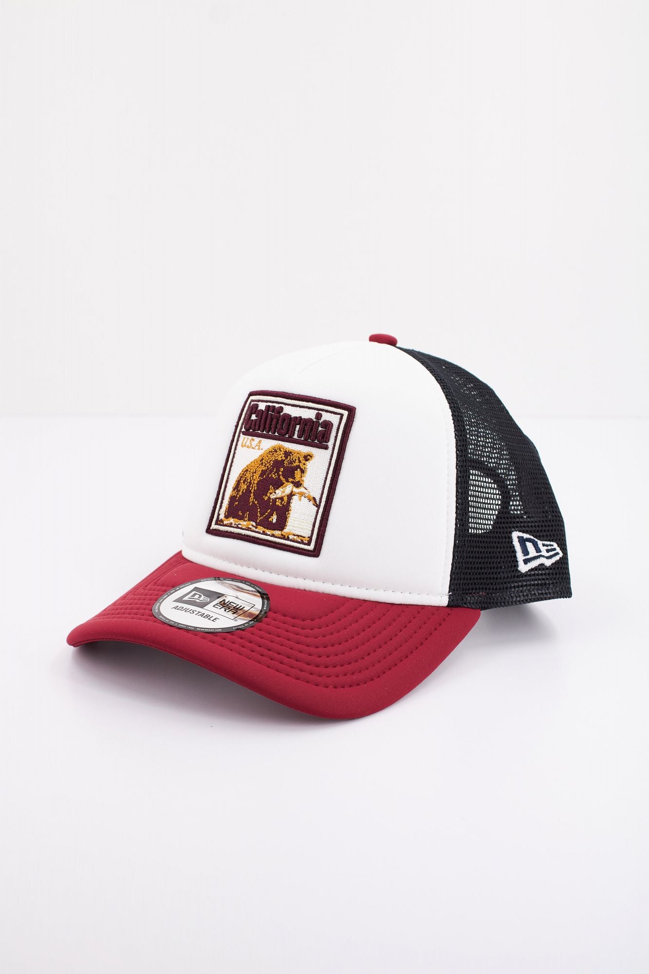 NEW ERA GRAPHIC PATCH TRUCKER en color BLANCO (1)