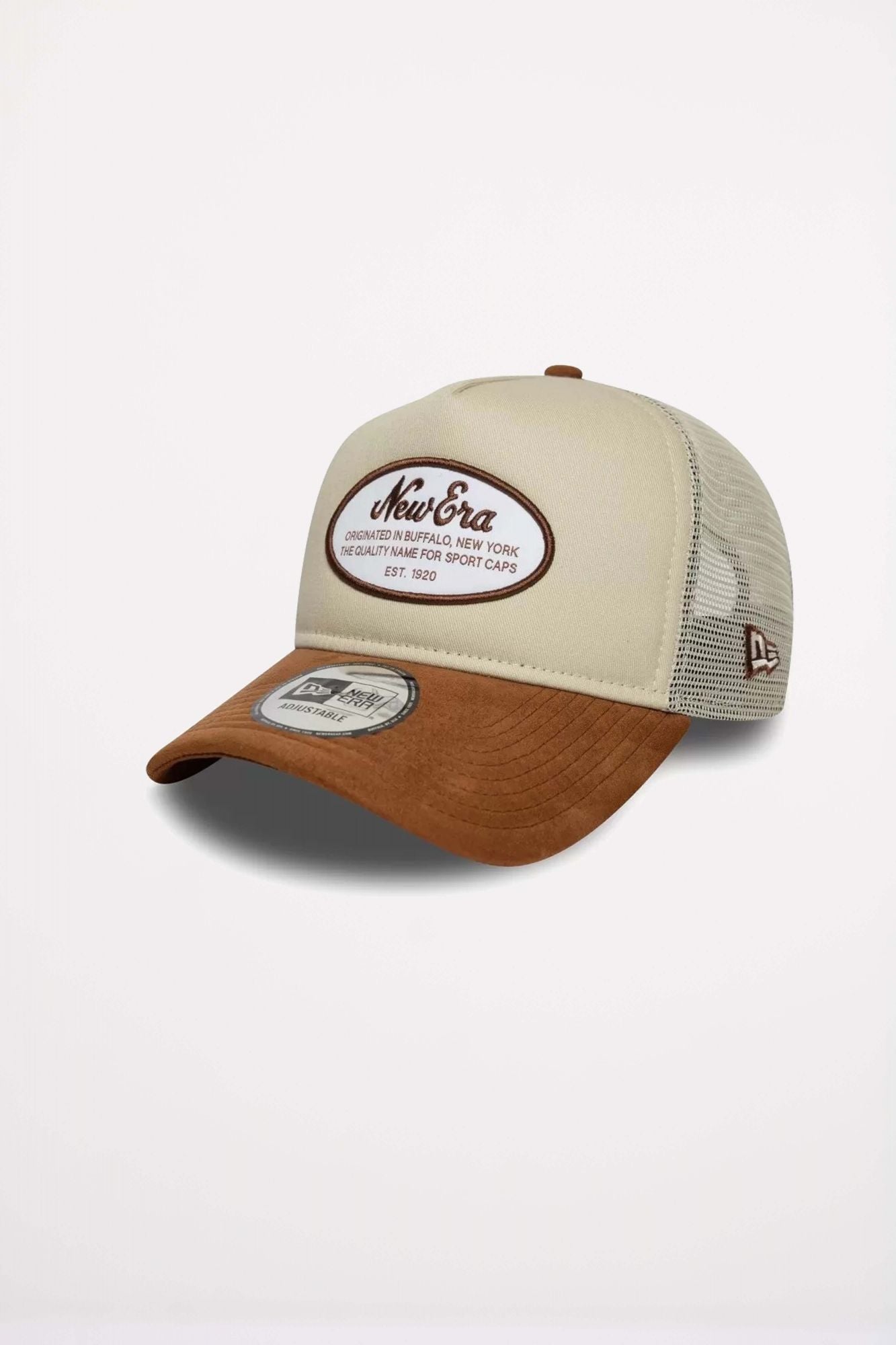 NEW ERA CASQUETTE OVAL PATCH SUEDE TRUCKER en color BEIS (1)