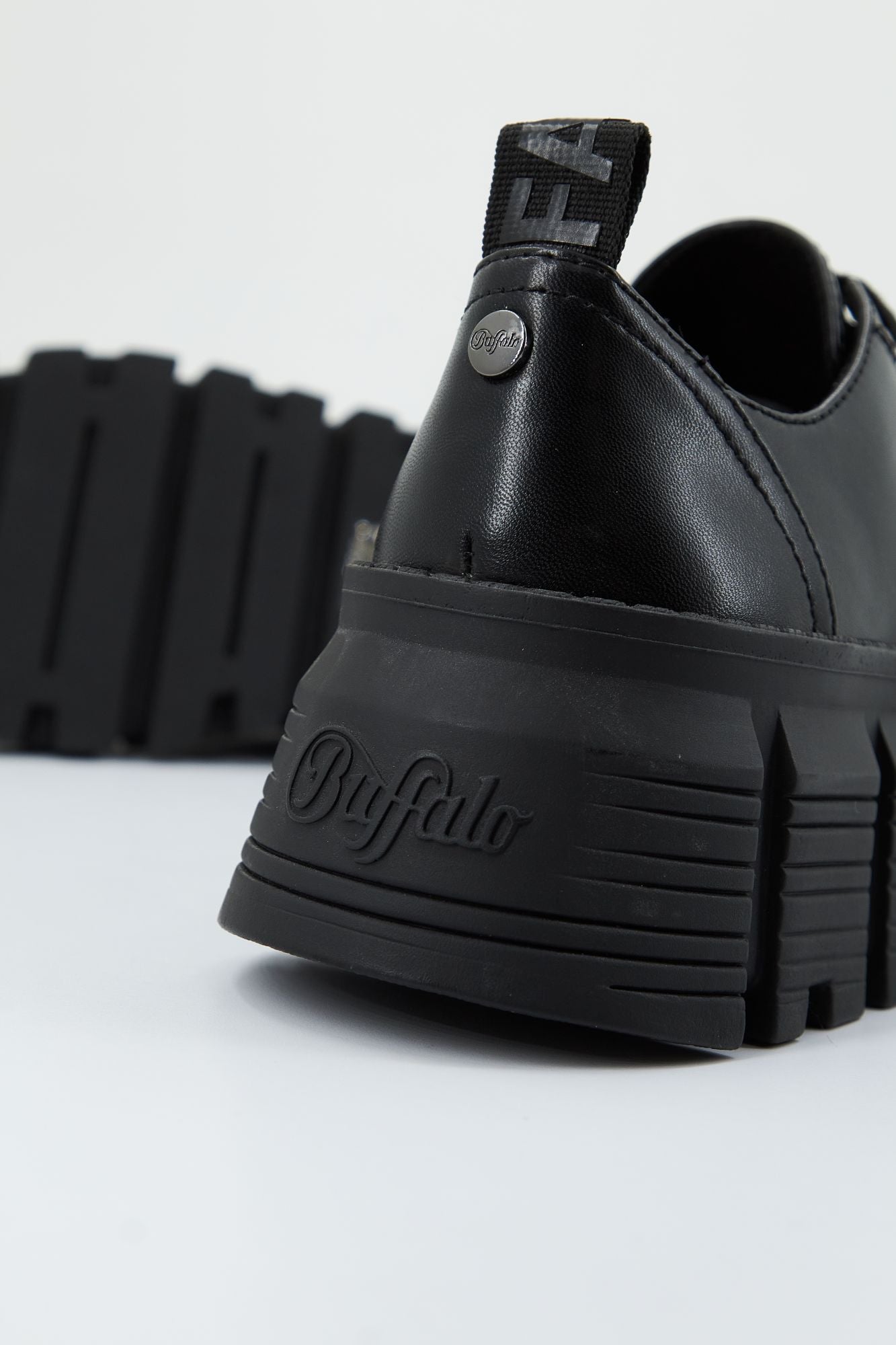BUFFALO AVA LACEUP LO en color NEGRO (3)