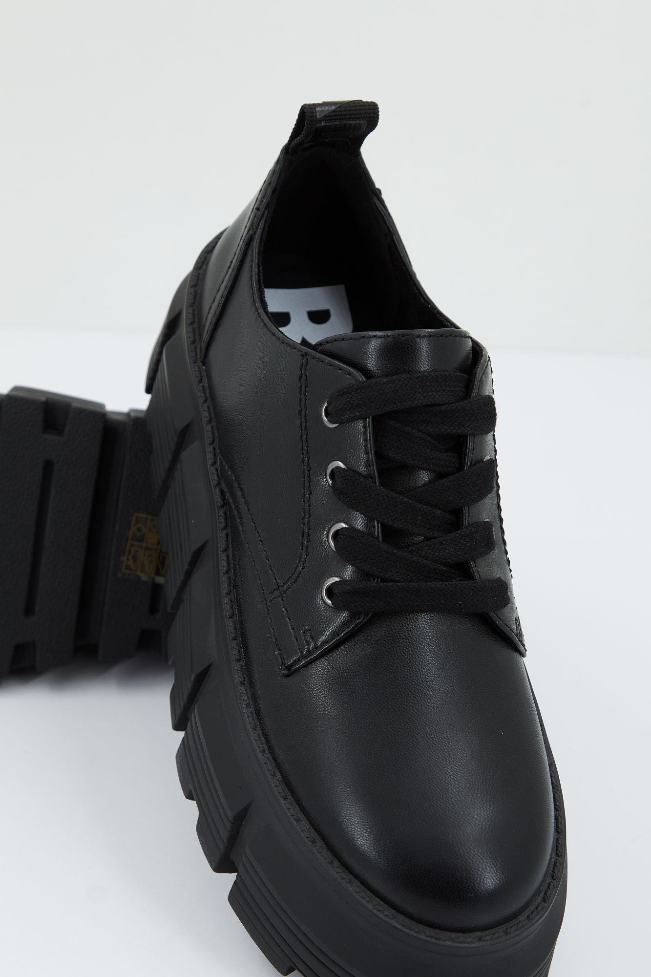 BUFFALO AVA LACEUP LO en color NEGRO (4)