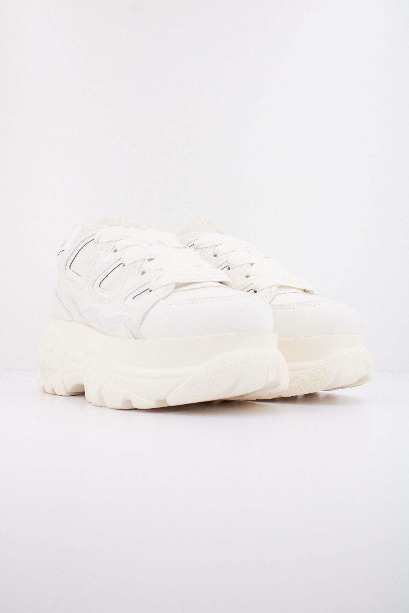 BUFFALO SK8-HI PLATFORM en color BLANCO (2)