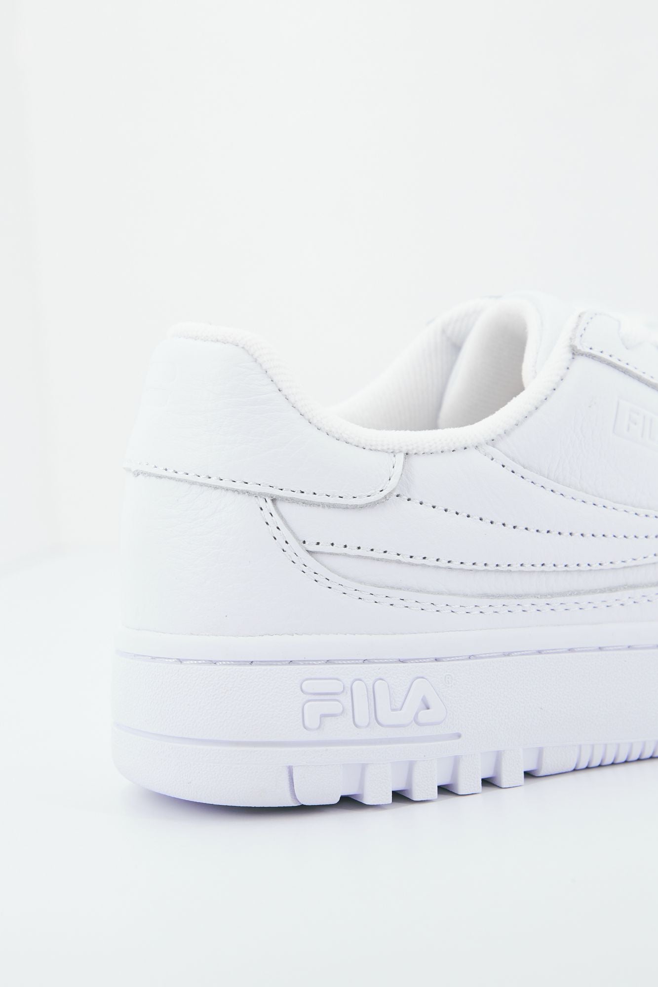 FILA FXVENTUNO LUX LOW en color BLANCO (4)