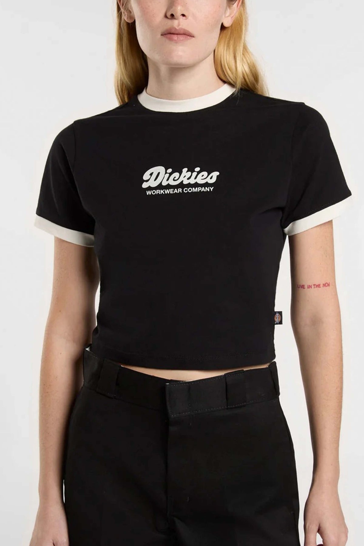DICKIES LEWISTOWN RINGER SS TE en color NEGRO (1)