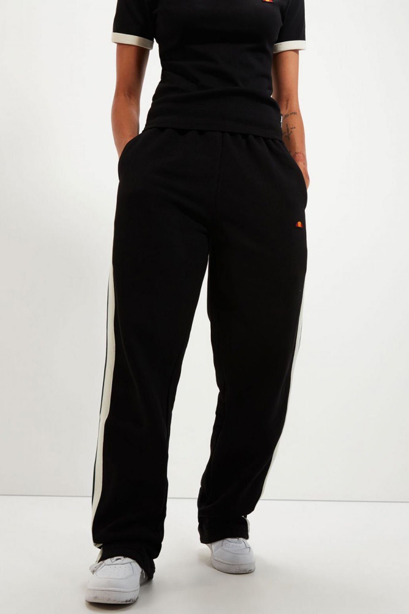 ELLESSE RADICE JOGGER en color NEGRO (1)