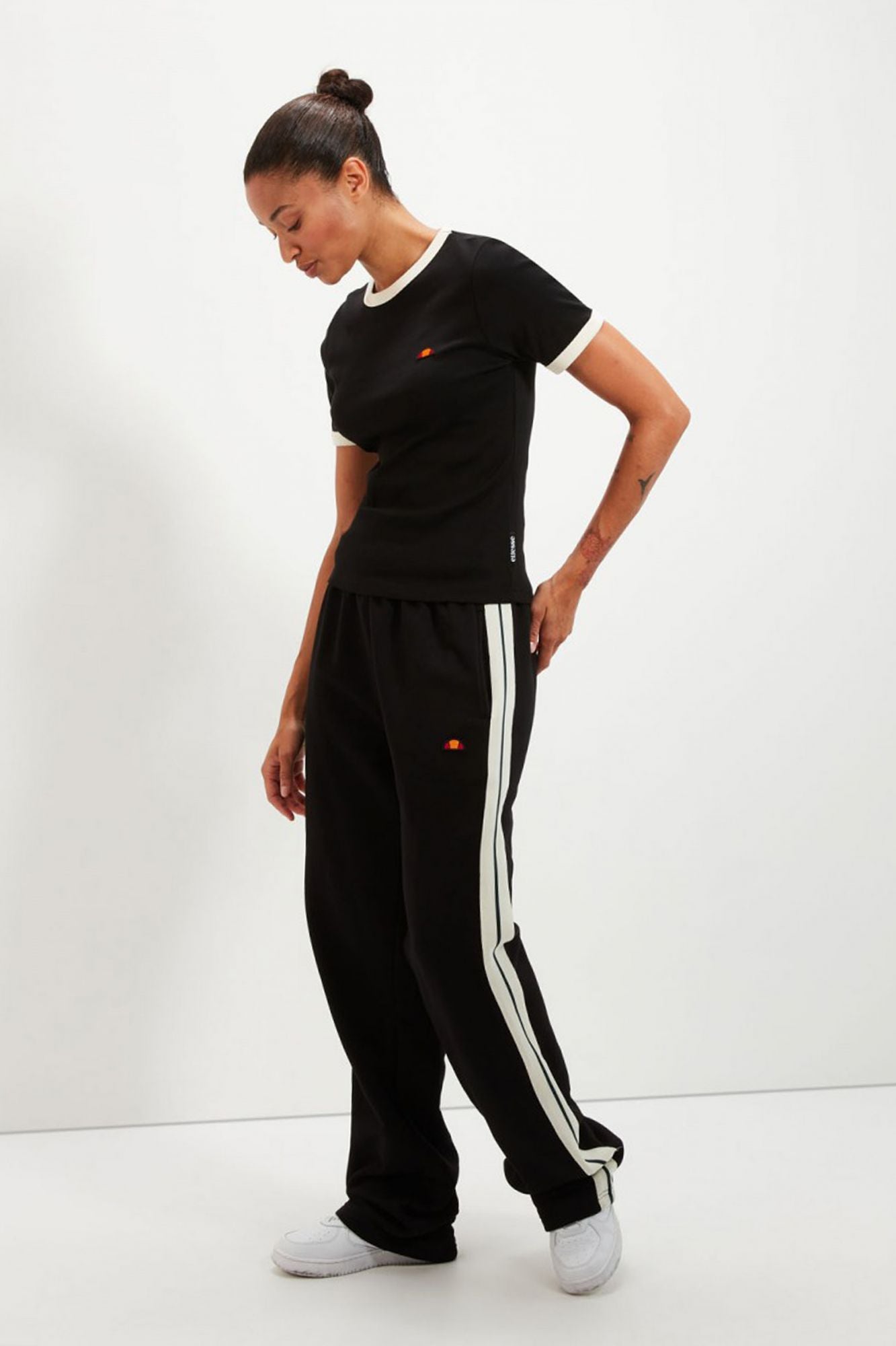 ELLESSE RADICE JOGGER en color NEGRO (2)
