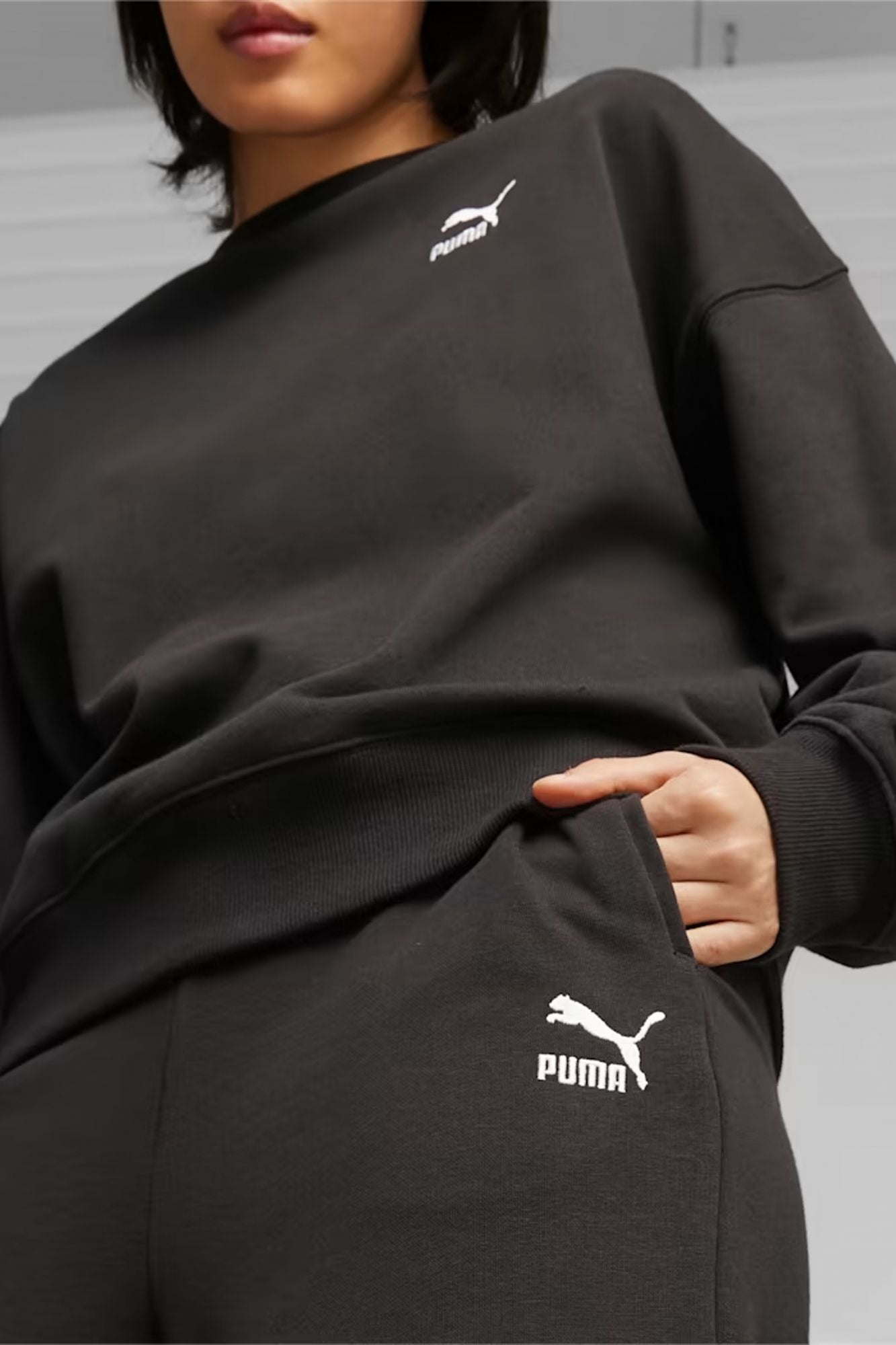 PUMA CLASSICS RELAXED SWEATPANTS en color NEGRO (4)