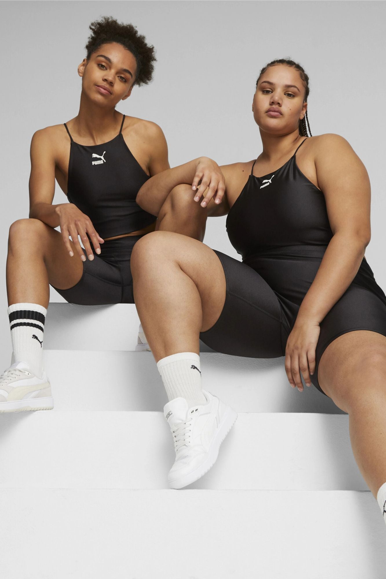 PUMA T7 SHINY CROP TOP en color NEGRO (4)