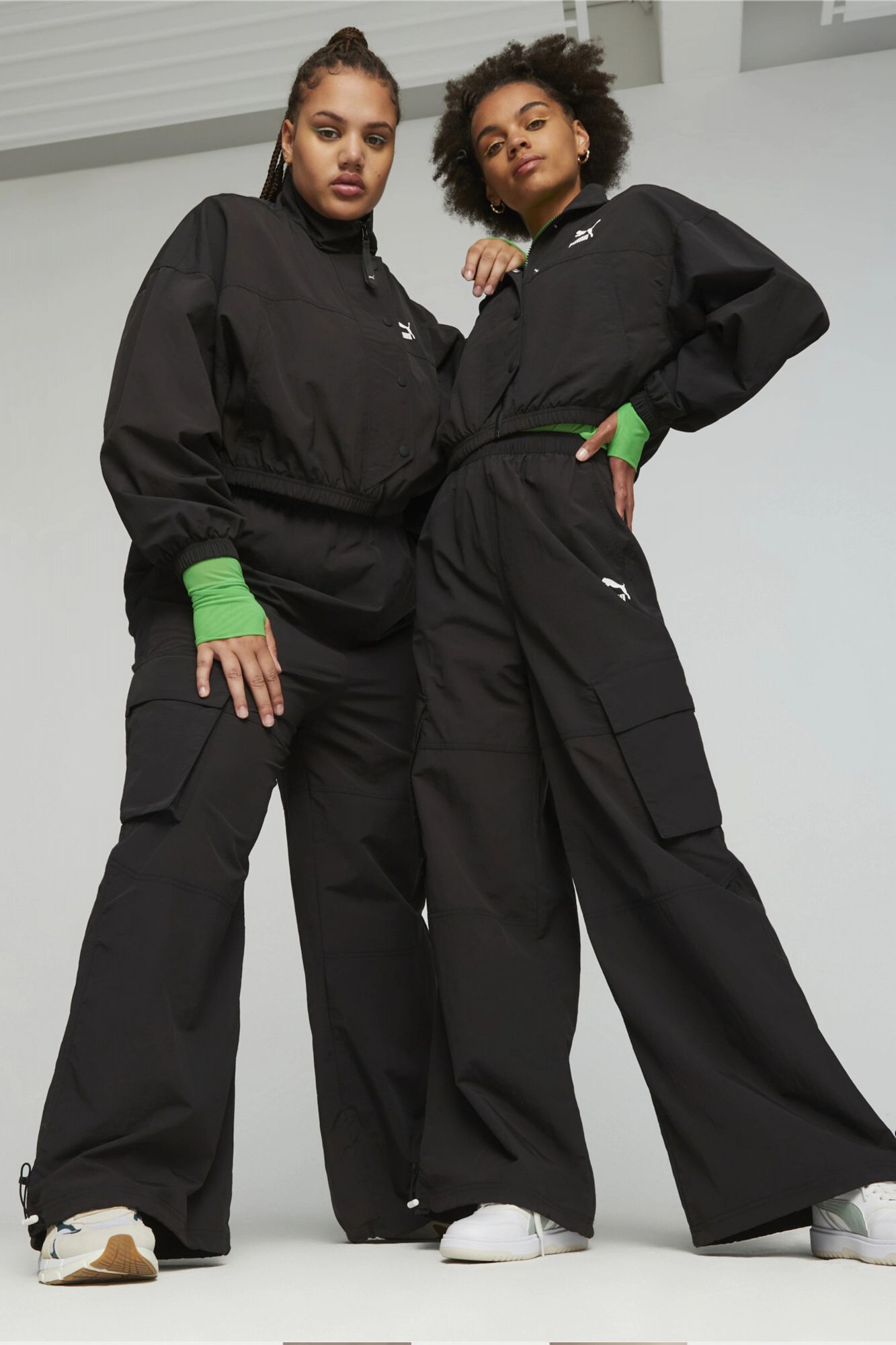 PUMA DARE TO CROPPED WOVEN JACKET en color NEGRO (4)