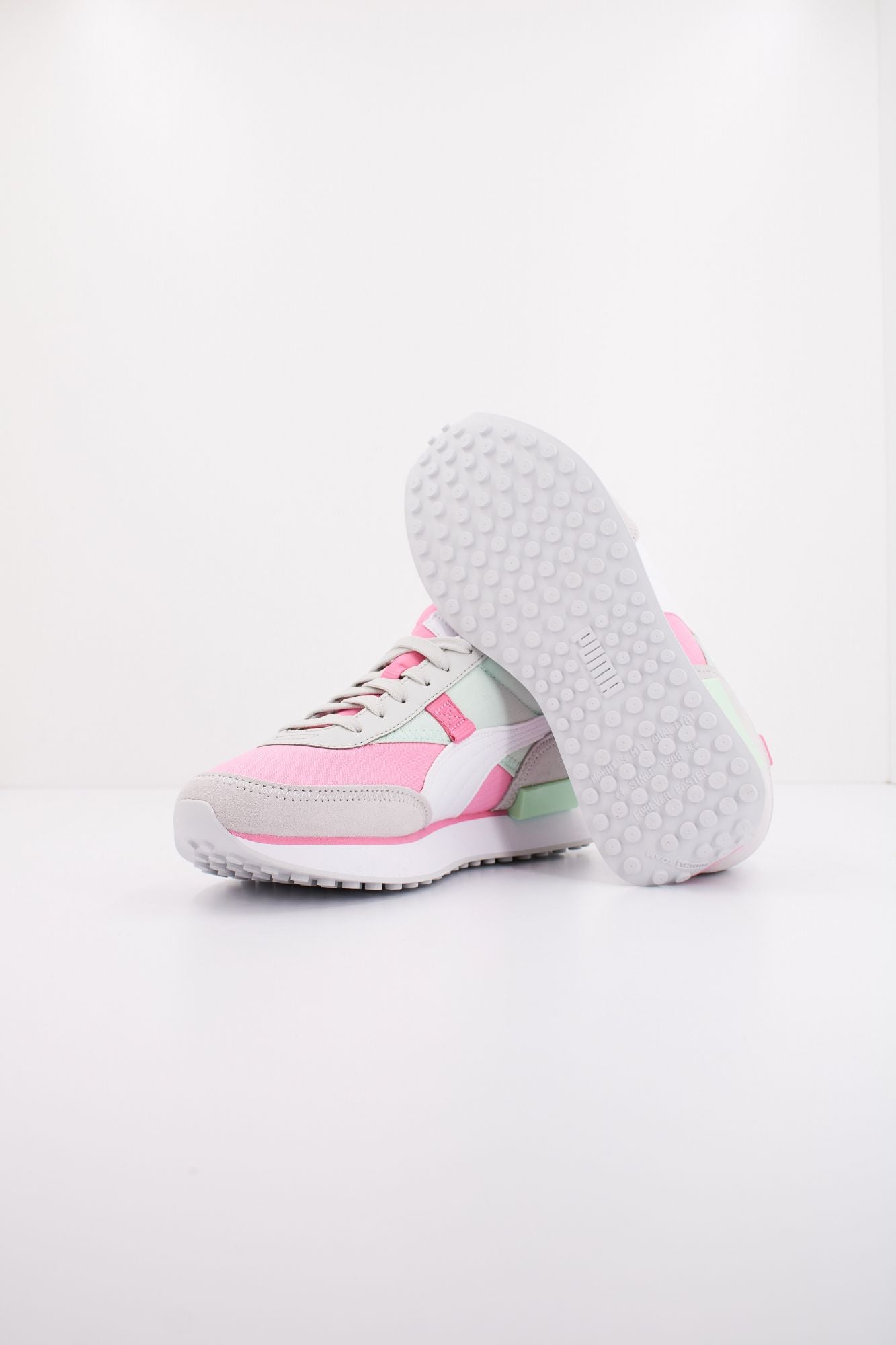 PUMA FUTURE RIDER PLAY ON en color ROSA (4)