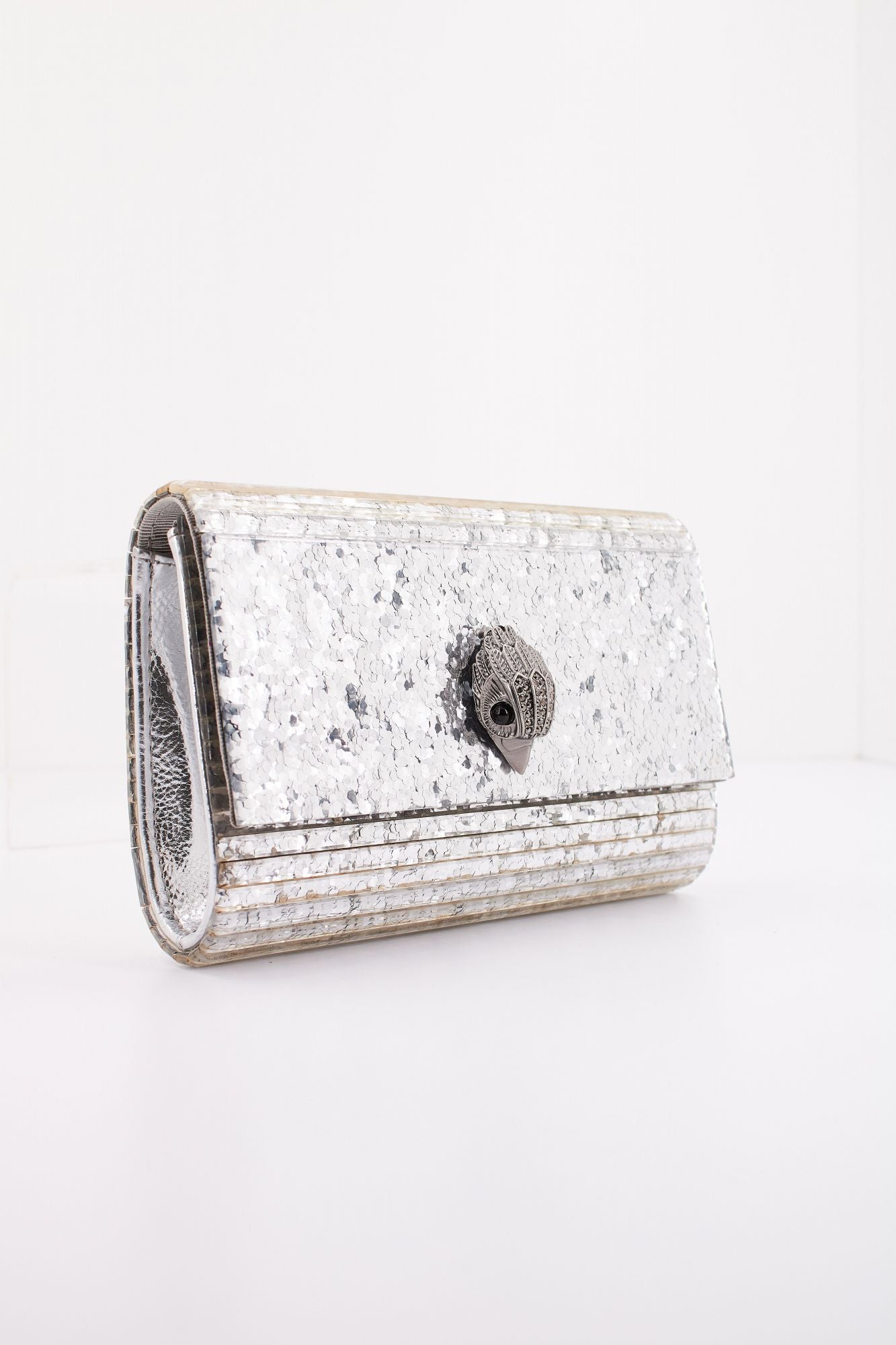 KURT GEIGER LONDON PARTU EAGLE CLUTH en color PLATA (2)